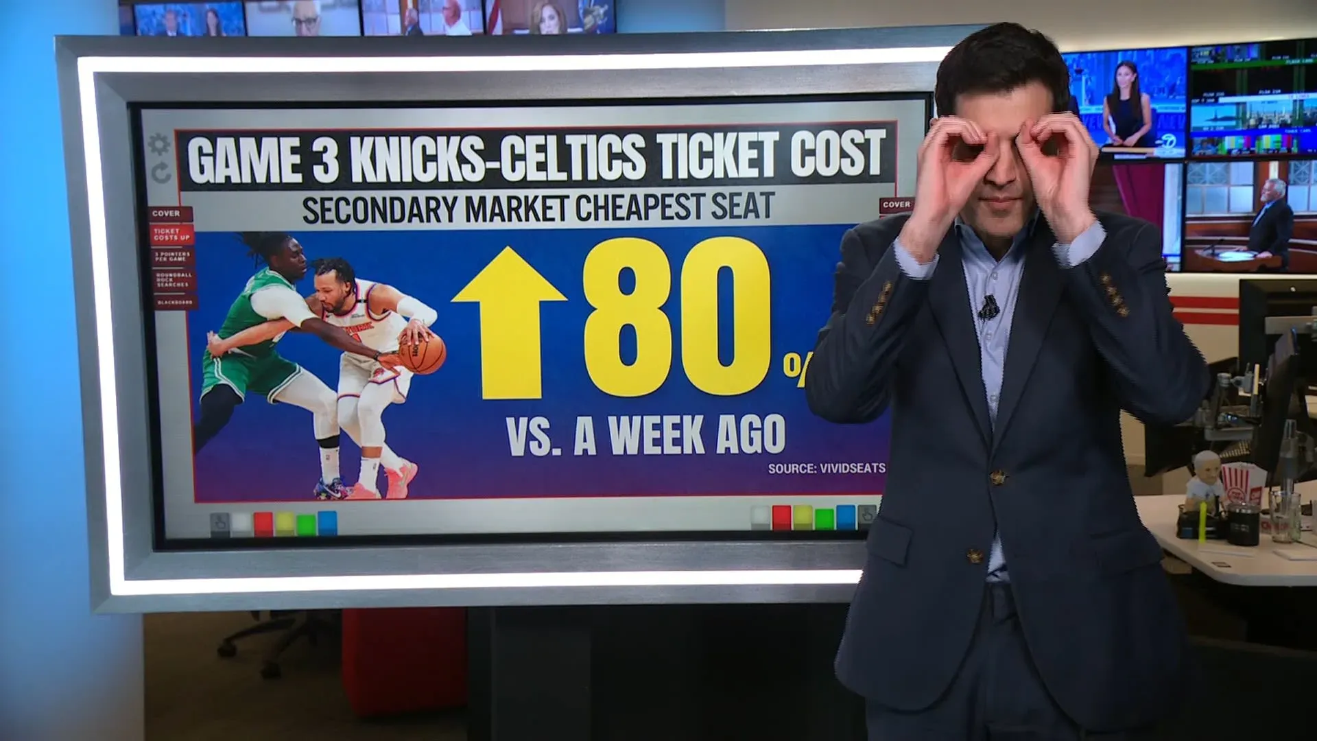 أسعار تذاكر مباراة نيكس وسيلتيكس ارتفعت بنسبة 80%، مع عرض لاعب كرة سلة أمام شاشة تعرض تفاصيل المباراة.