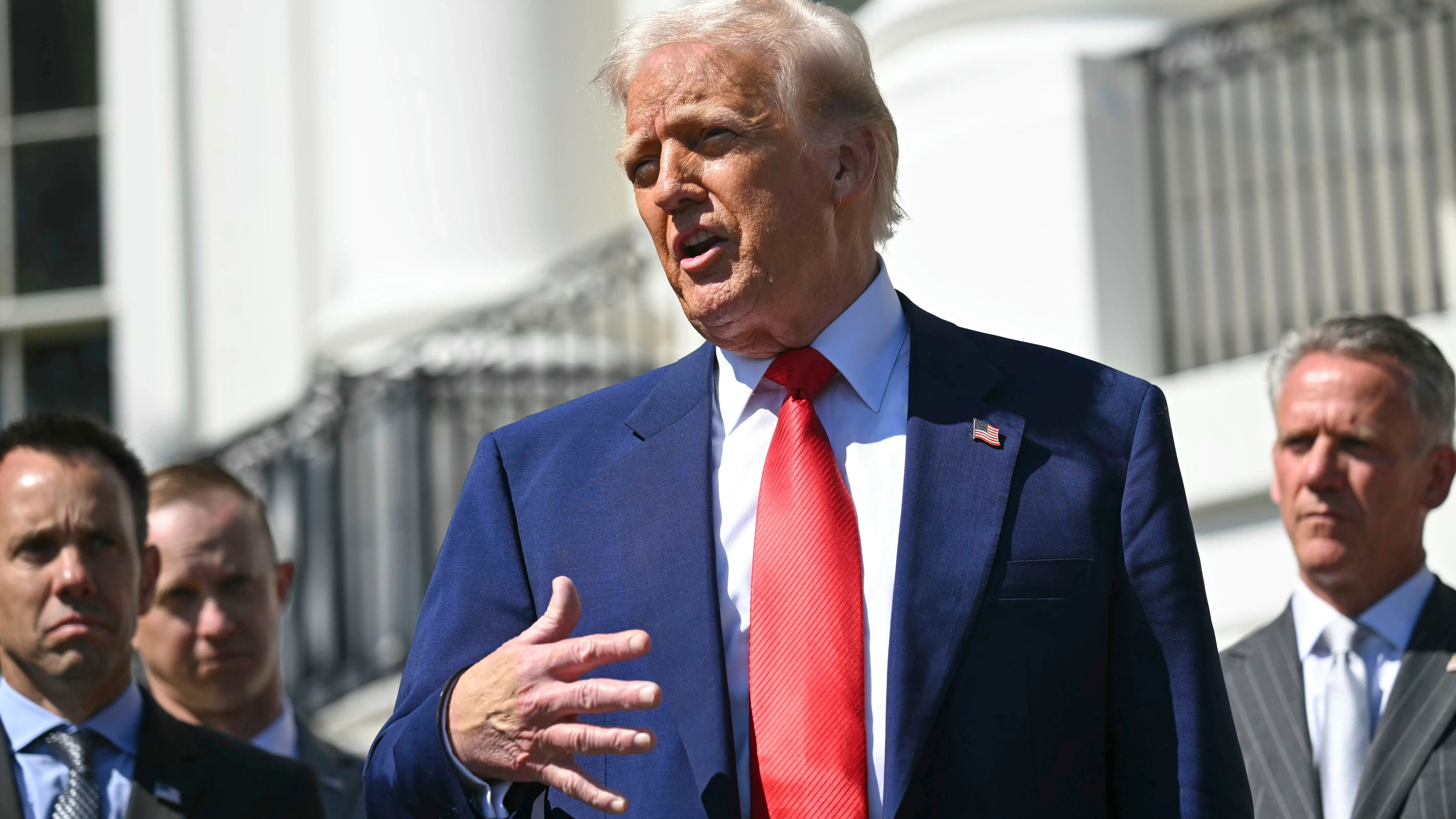 ترامب يتحدث في مؤتمر صحفي بالبيت الأبيض حول حالة الطوارئ الاقتصادية، مع التركيز على التحديات التجارية والحدود.