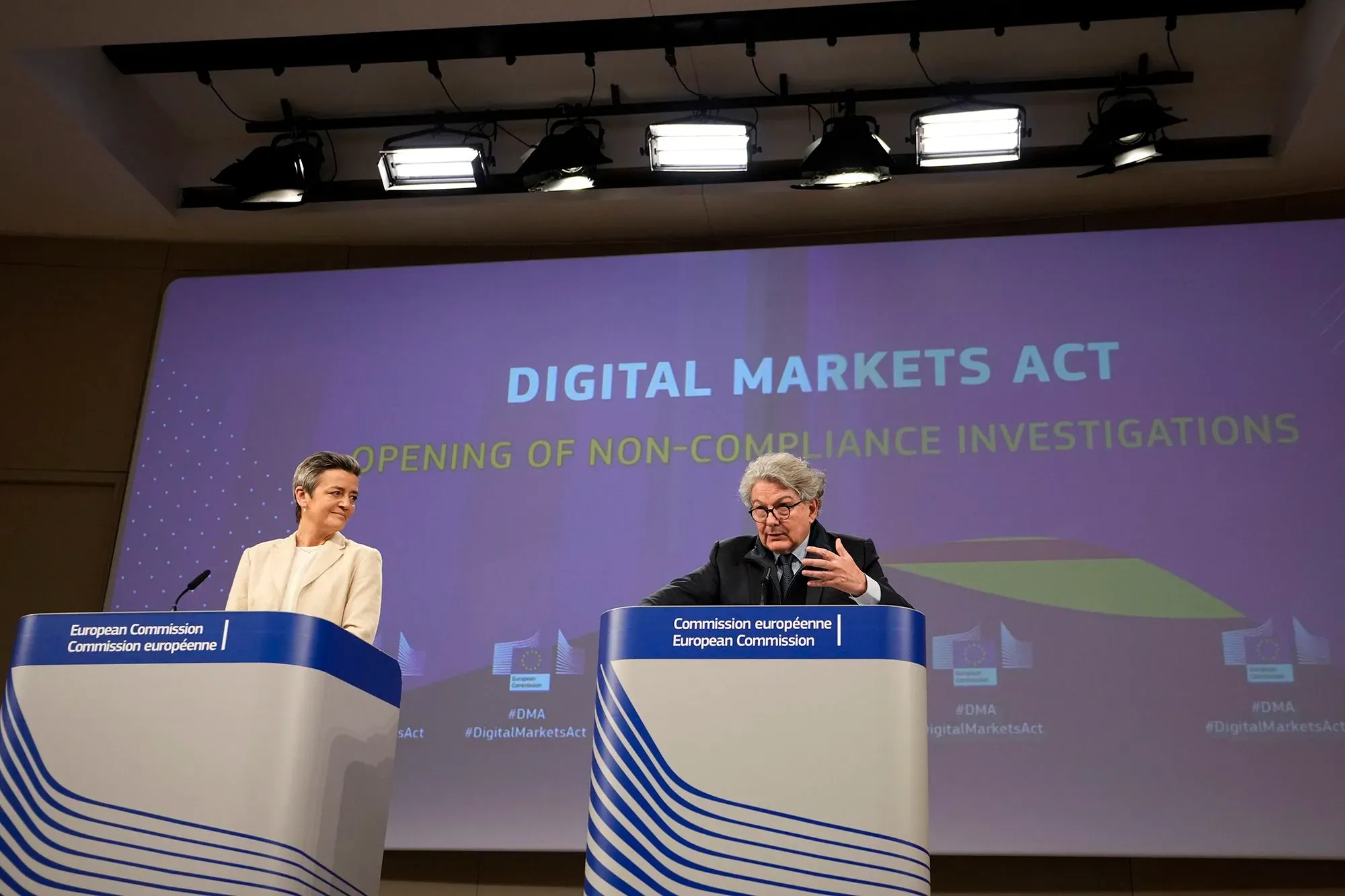 مؤتمر صحفي حول قانون الأسواق الرقمية، حيث يتحدث مسؤولون أوروبيون عن تحقيقات عدم الامتثال.
