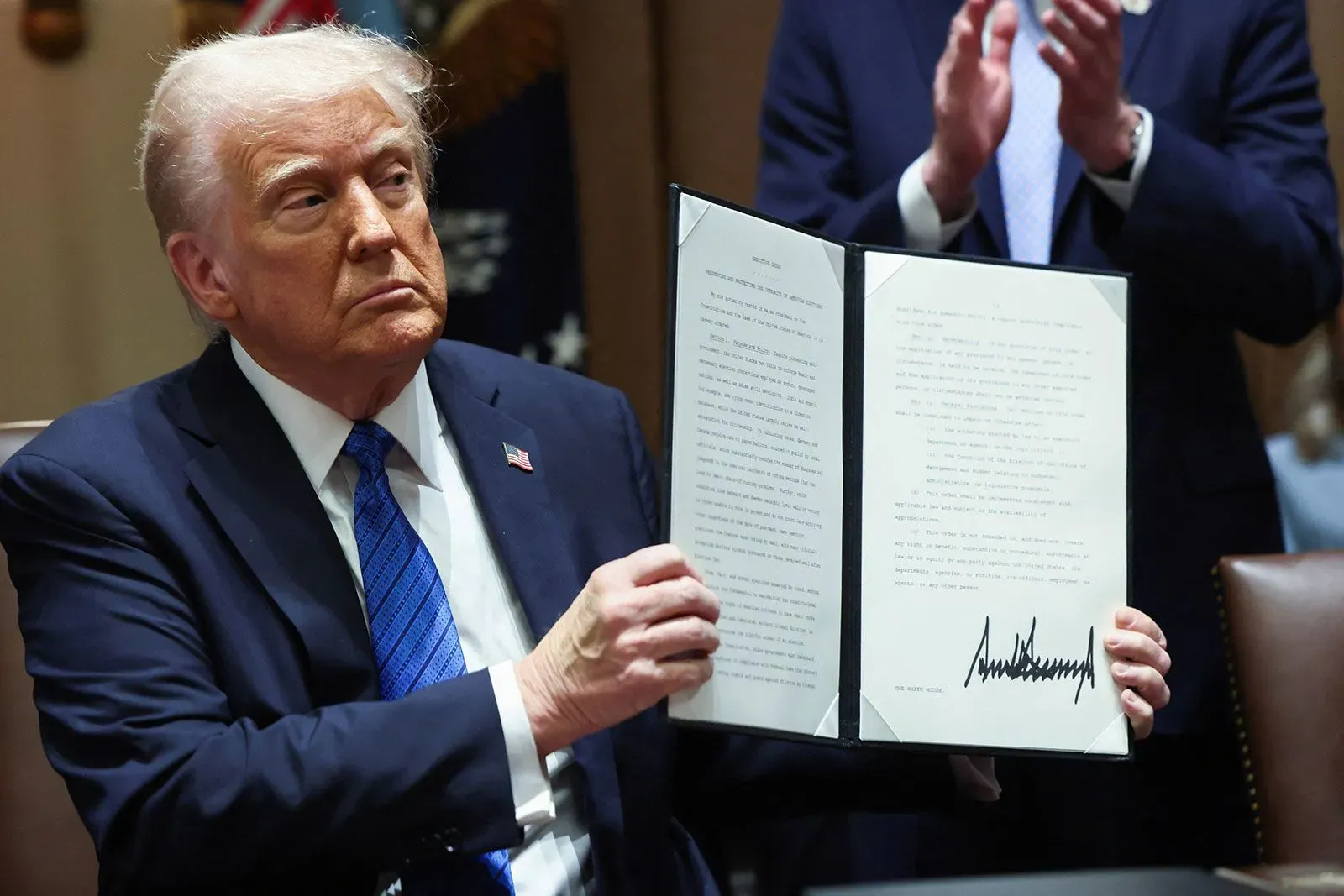 ترامب يحمل أمرًا تنفيذيًا بشأن نزاهة الانتخابات، مع التركيز على جهود الإدارة لتغيير قواعد الانتخابات في كولورادو.