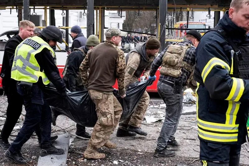 رجال الإنقاذ يحملون جثث ضحايا الهجوم الصاروخي الروسي على سومي، مما يعكس تأثير الحرب على المدنيين في أوكرانيا.