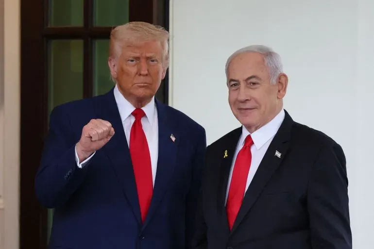 ترامب ونتنياهو يقفان معًا، حيث يعبر ترامب عن دعمه لنتنياهو في ظل محاكمته بتهم فساد وتأثيرها على السلام في المنطقة.