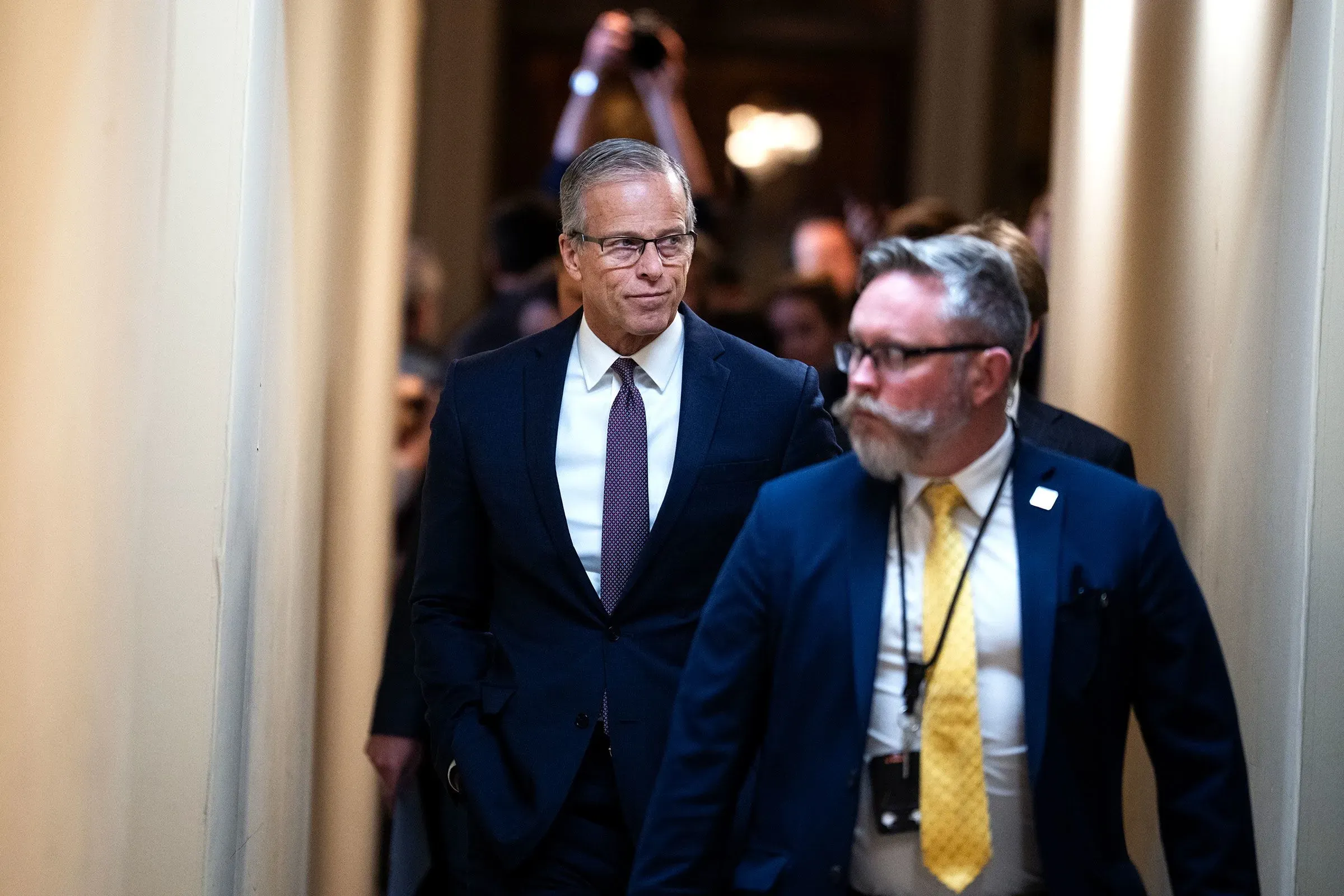 وزير الأمن الداخلي ماركواين مولين يتجول في ممر الكابيتول هيل، وسط أجواء من التوتر بسبب محادثات التمويل.