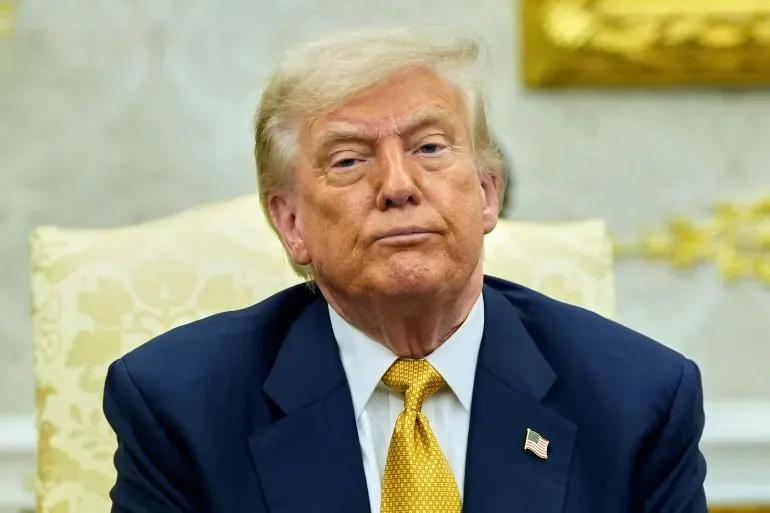 الرئيس الأمريكي دونالد ترامب خلال اجتماع في البيت الأبيض، حيث يناقش العلاقات الدبلوماسية مع دول الخليج.