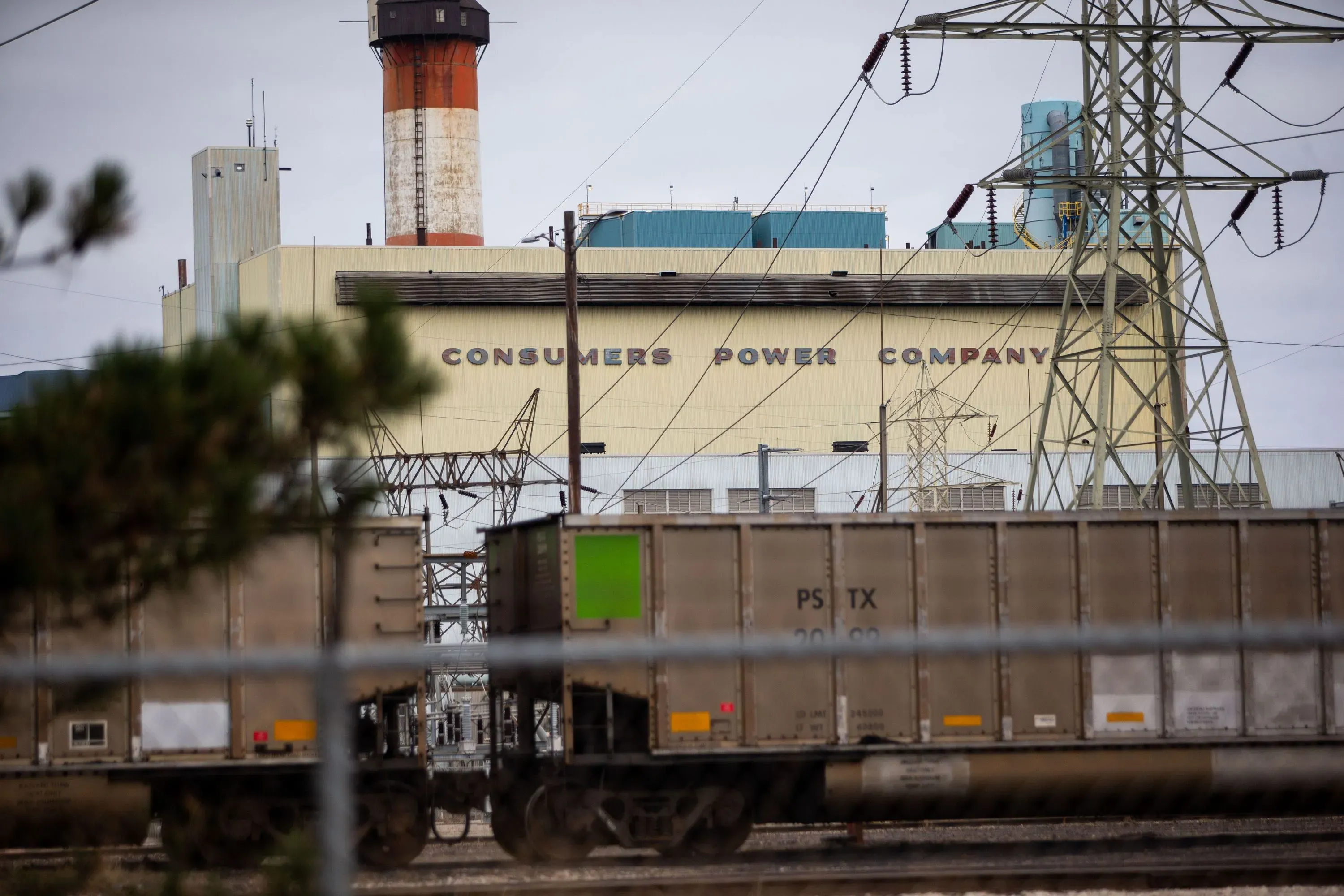 محطة توليد الطاقة "Consumers Power Company" في ميشيغان، تُظهر المبنى الكبير مع أنابيب الدخان، تعكس استمرار تشغيل محطات الفحم رغم التحديات.