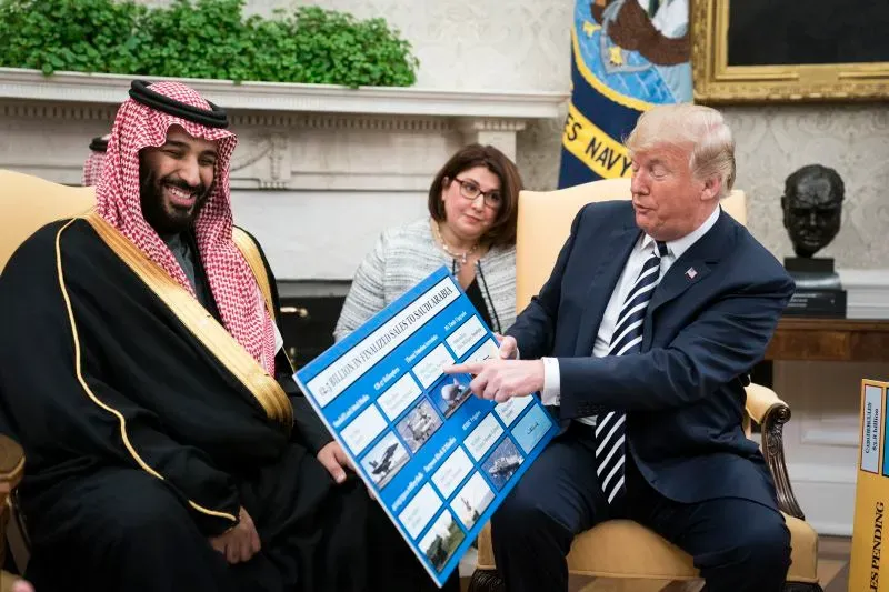 اجتماع بين الرئيس الأمريكي دونالد ترامب وولي العهد السعودي محمد بن سلمان في المكتب البيضاوي، حيث يناقشان قضايا دولية مهمة.