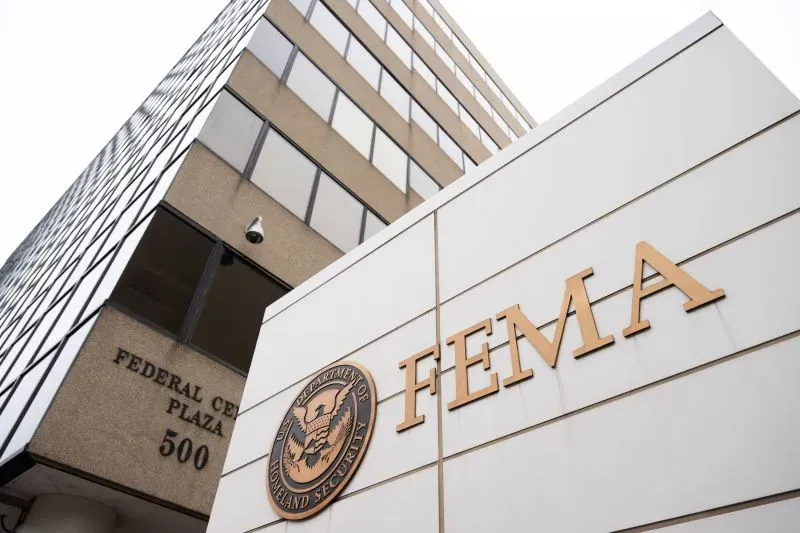 مقر وكالة إدارة الطوارئ الفيدرالية (FEMA) مع شعار الوكالة، في سياق مناقشات حول إصلاحات المساعدات الفيدرالية للكوارث.