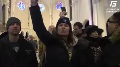 محتجون يرفعون أصواتهم خلال قداس في كنيسة بمدينة سانت بول، مينيسوتا، احتجاجًا على إدارة الهجرة والجمارك.