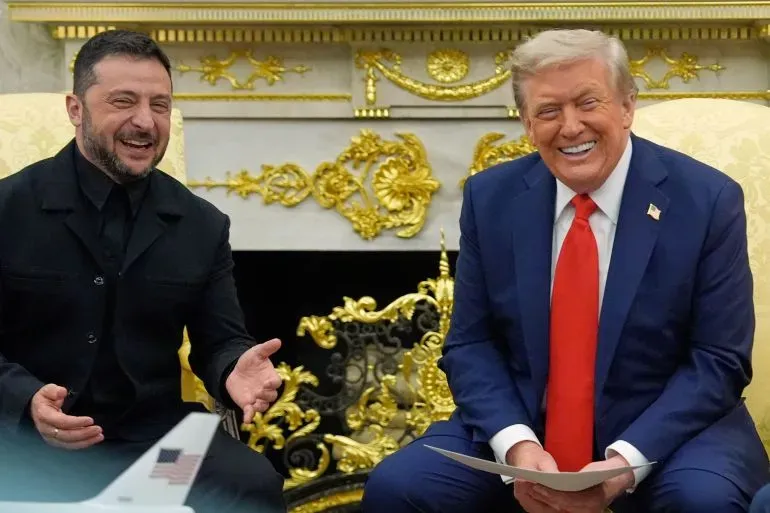 اجتماع ودي بين الرئيس الأمريكي دونالد ترامب والرئيس الأوكراني فولوديمير زيلينسكي في البيت الأبيض، حيث يناقشان جهود إنهاء الحرب في أوكرانيا.