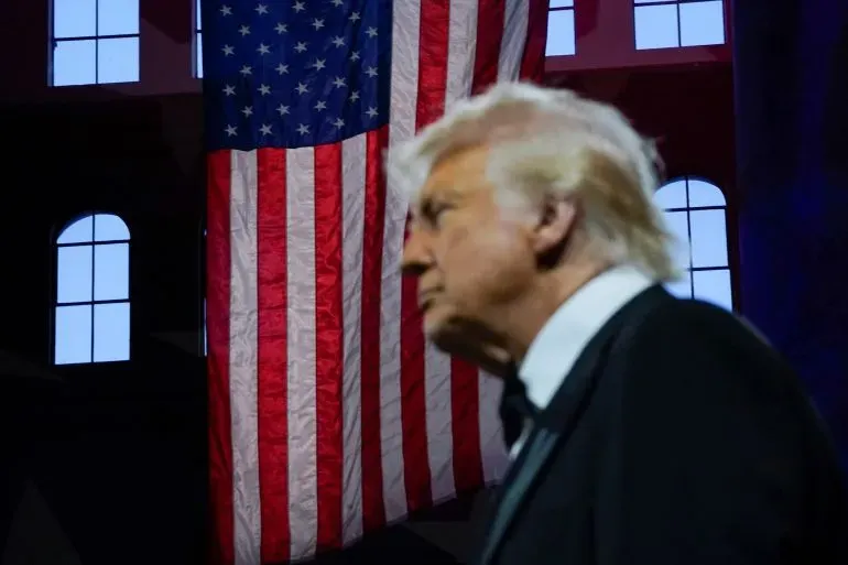 ترامب يتحدث في مؤتمر للجمهوريين، مع العلم الأمريكي خلفه، معبرًا عن أهمية الفوز في انتخابات التجديد النصفي لتجنب العزل.