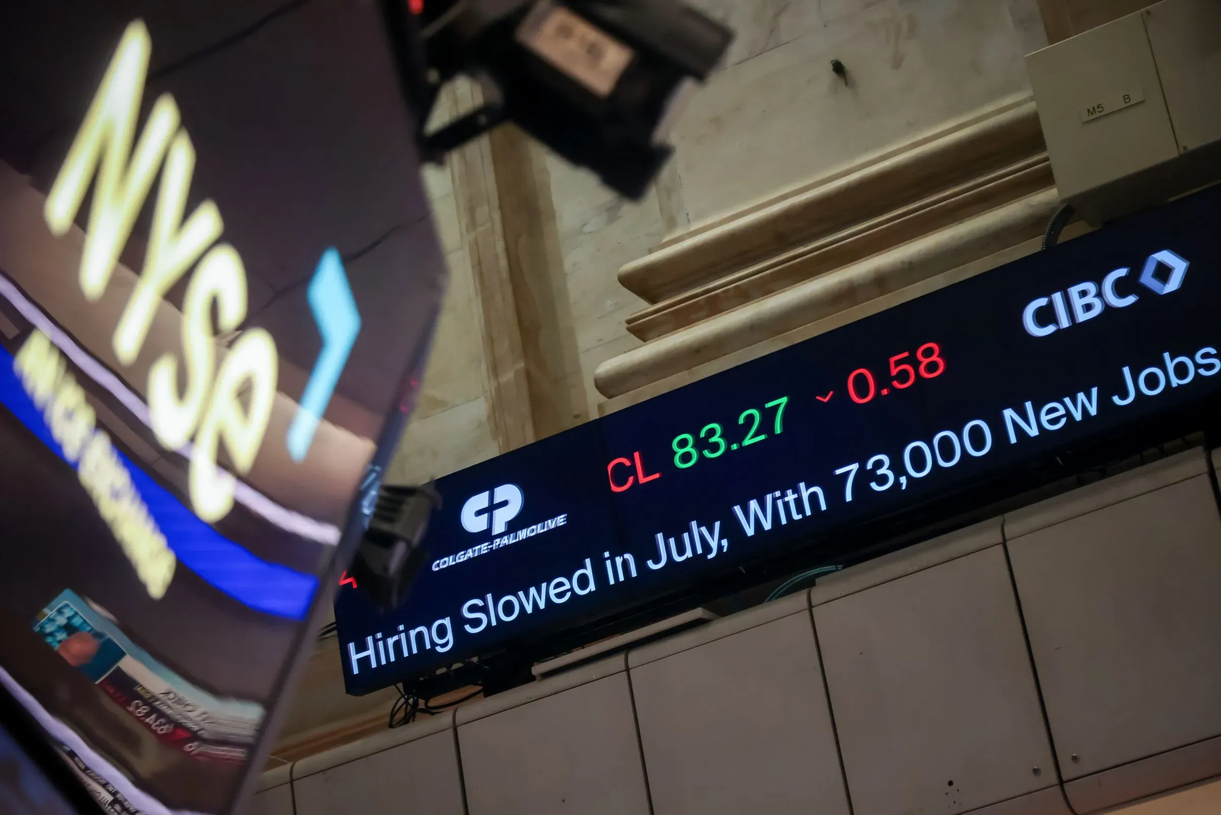 شاشة تعرض بيانات سوق العمل، مع إشارة إلى تباطؤ التوظيف في يوليو بإضافة 73,000 وظيفة، في سياق انتقادات ترامب لمفوضة مكتب إحصاءات العمل.