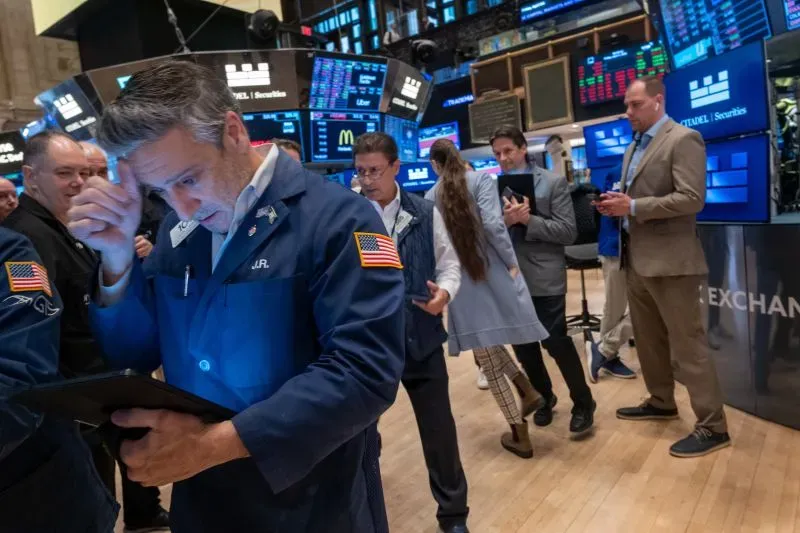 تجار الأسهم في بورصة نيويورك يتابعون التغيرات في السوق وسط عدم اليقين الاقتصادي الناتج عن سياسات ترامب التجارية.