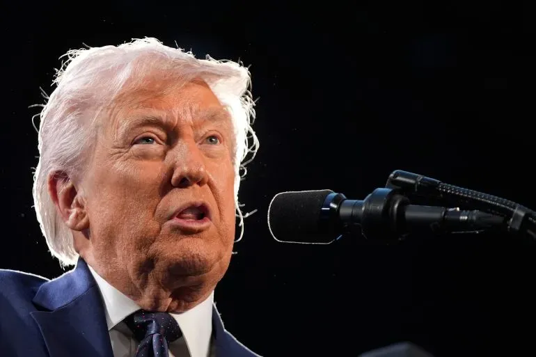 تصريحات ترامب حول تخفيف العقوبات على الدول المنتجة للنفط للحفاظ على أسعار الطاقة منخفضة، خلال مؤتمر صحفي في ميامي.