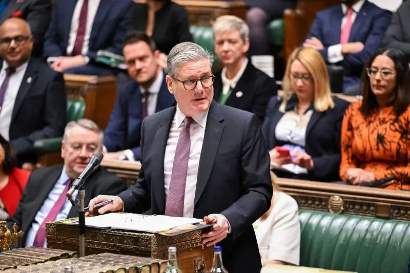 كير ستارمر يتحدث في البرلمان البريطاني، محاطًا بأعضاء آخرين، أثناء مناقشة القضايا الأمنية لأوكرانيا.
