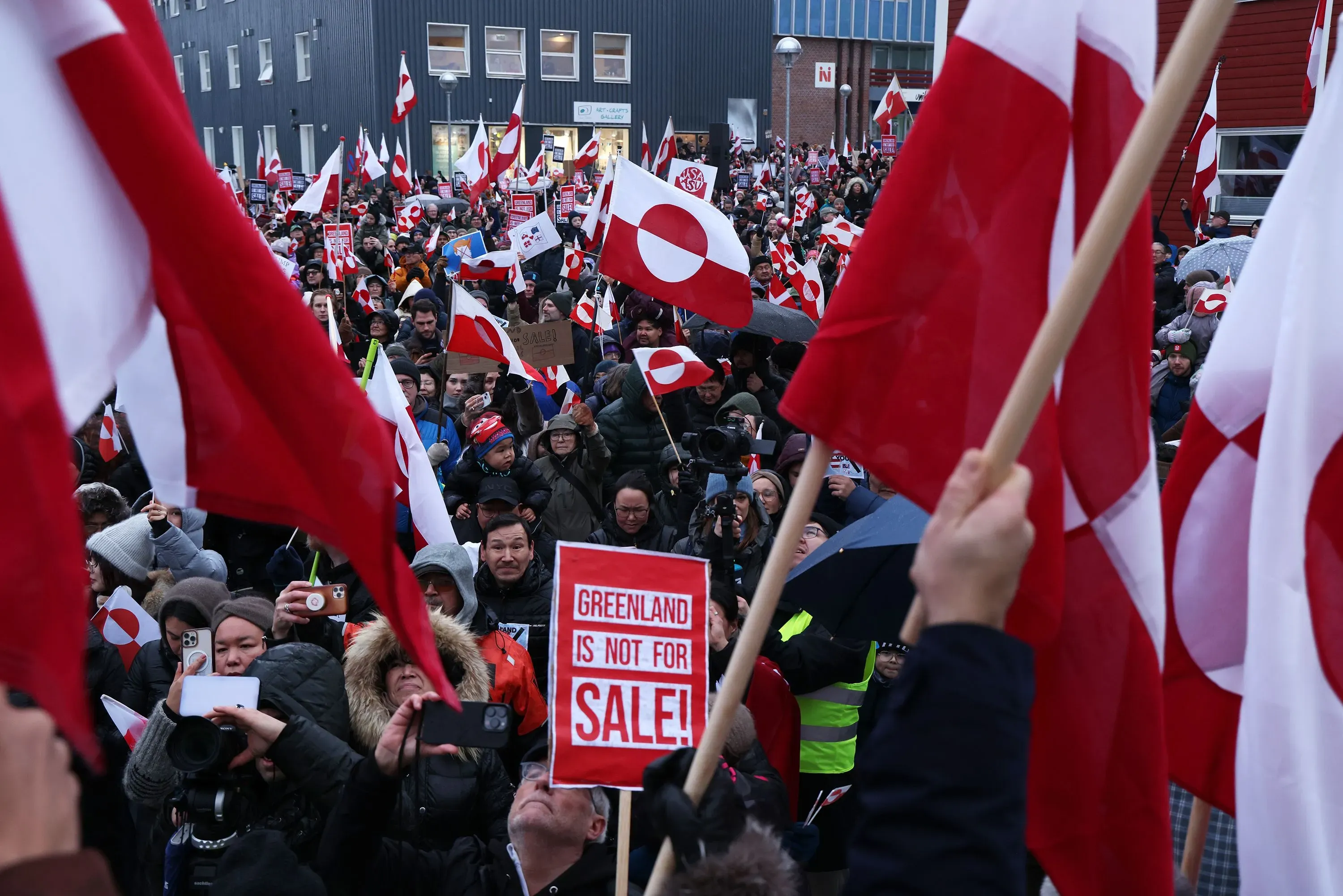 مظاهرة حاشدة في غرينلاند والدنمارك ضد تهديدات ترامب بالاستيلاء على الجزيرة، مع لافتات تعبر عن حق تقرير المصير.