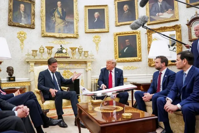 اجتماع بين الرئيس الأمريكي دونالد ترامب والأمين العام لحلف الناتو مارك روتي، حيث يناقشان دعم أوكرانيا بالأسلحة.