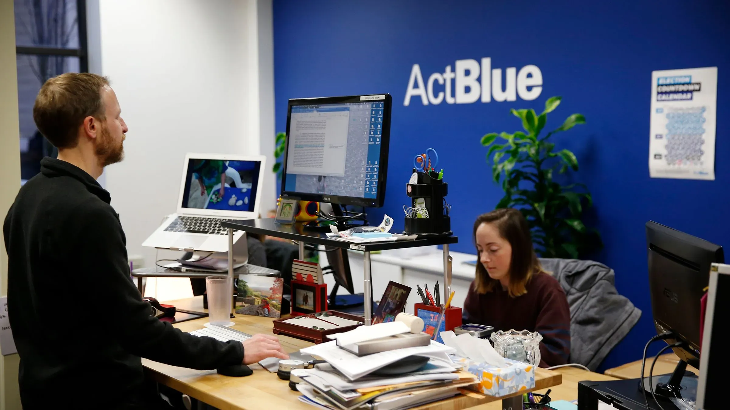 مكتب ActBlue مع موظفين يعملون على أجهزة الكمبيوتر، يعكس نشاط المنصة في جمع التبرعات للحزب الديمقراطي.