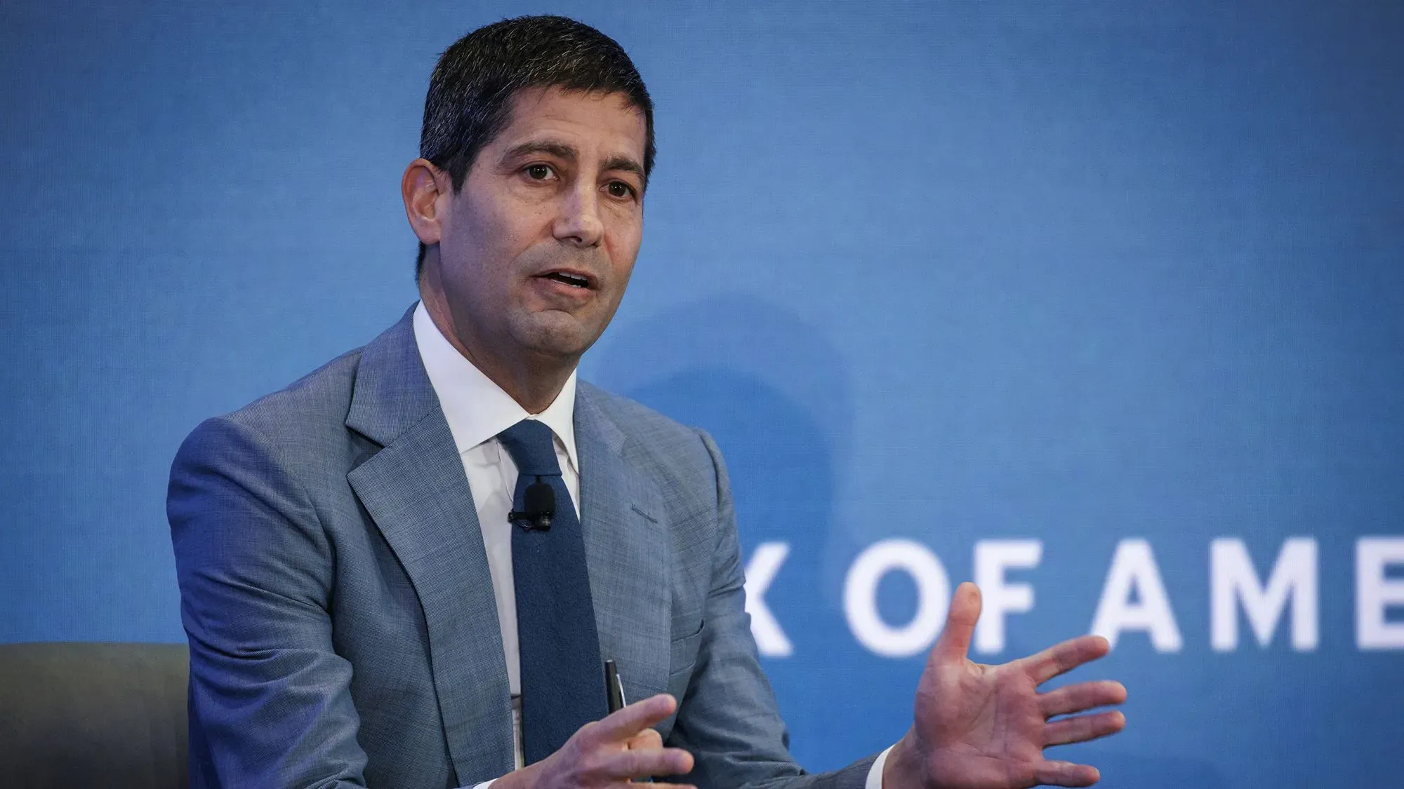 كيفن وارش يتحدث في حدث مالي، مع التركيز على دوره المحتمل كرئيس لمجلس الاحتياطي الفيدرالي في ظل إدارة ترامب.