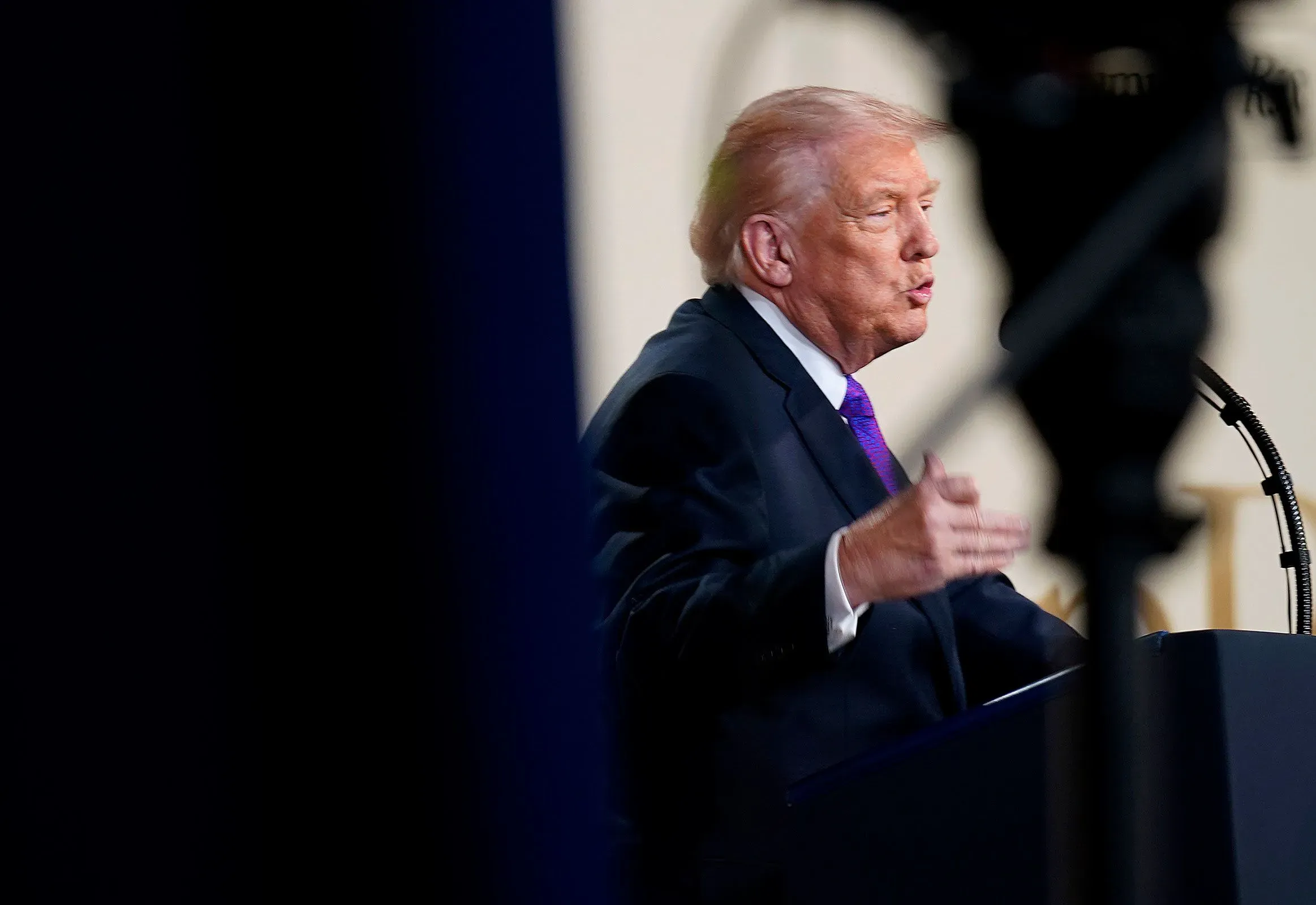 ترامب يتحدث خلال خطاب يركز على الرعاية الصحية، مع التركيز على خفض أسعار الأدوية والتحديات التي تواجه إدارته.