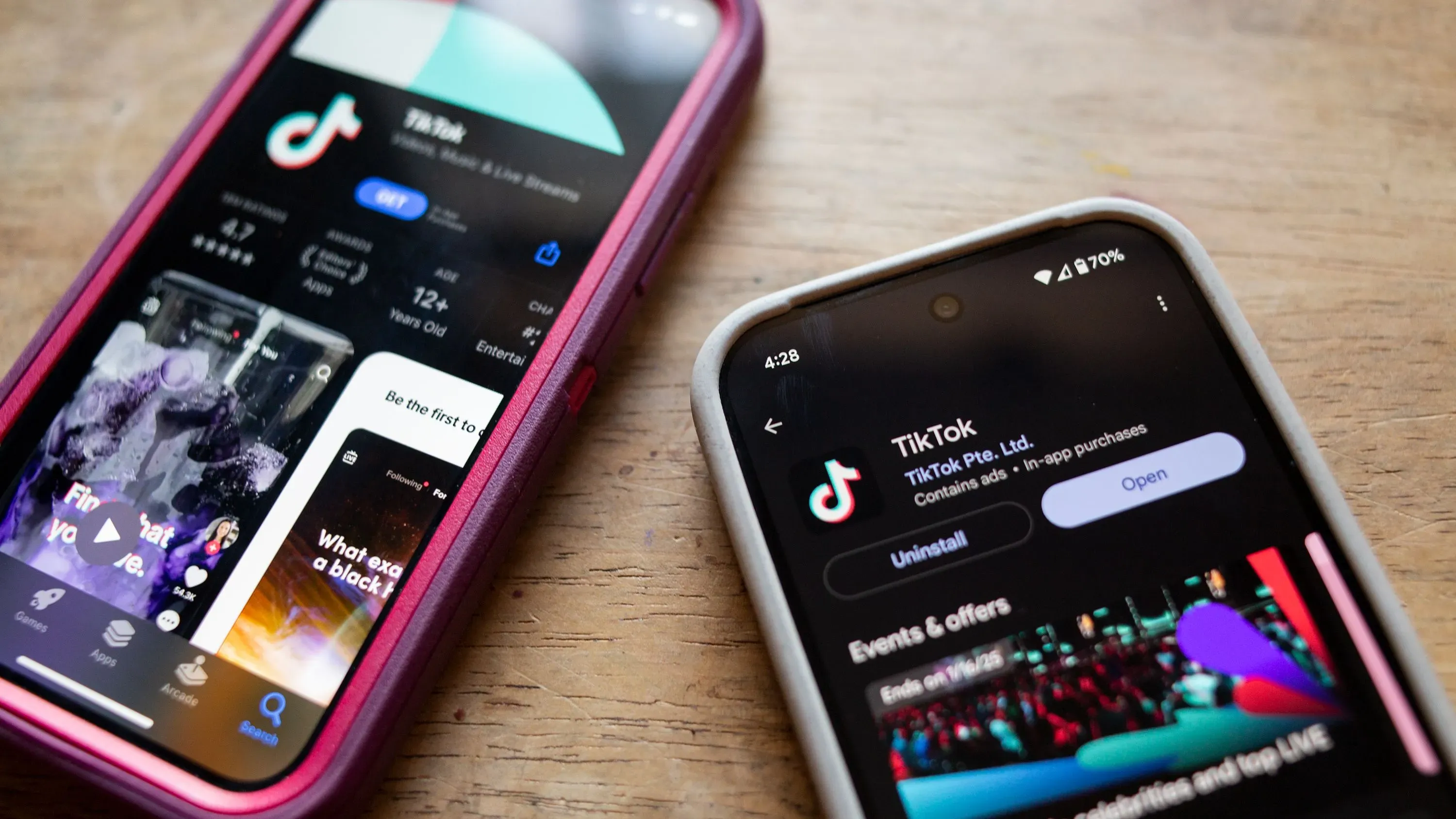 شاشتا هواتف ذكية تعرضان تطبيق تيك توك، مع معلومات حول التنزيل والتحديثات، تعكس الوضع الحالي للتطبيق في الولايات المتحدة.
