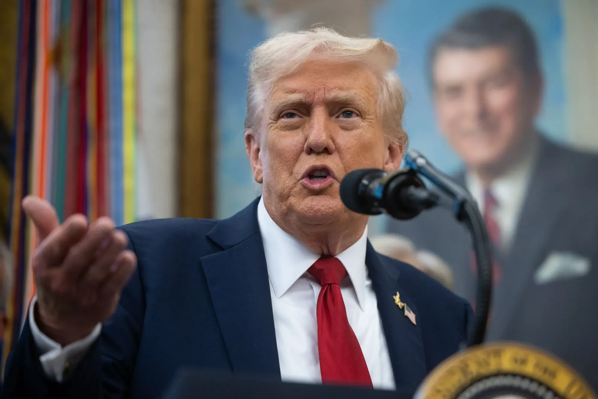 أعلن الرئيس دونالد ترامب عن إطلاق منصة TrumpRx لخفض أسعار الأدوية، مع التركيز على عقاقير السمنة مثل "زيباوند" و"ويغوفي".