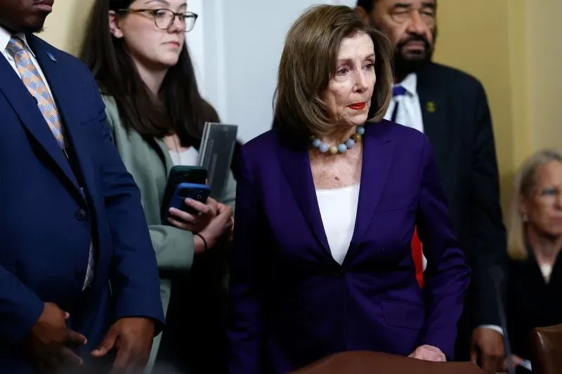 صورة لنائبة رئيس مجلس النواب نانسي بيلوسي أثناء جلسة؛ تعكس التوترات السياسية حول قضايا الهجرة وأعمال الشغب في كاليفورنيا.