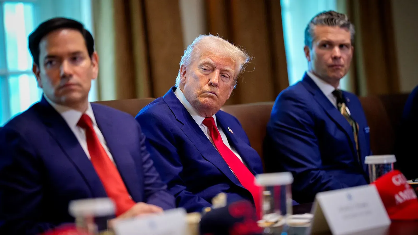 اجتماع لمجلس الوزراء حيث يظهر دونالد ترامب جالسًا بين مسؤولين، يعبر عن قلقه بشأن الاقتصاد الأمريكي وتداعيات الحرب التجارية مع الصين.