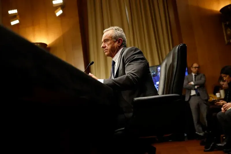 مرشح ترامب روبرت كينيدي جونيور يستمع لأسئلة حول اللقاحات في جلسة استماع بمجلس الشيوخ، وسط توترات مع الأعضاء.