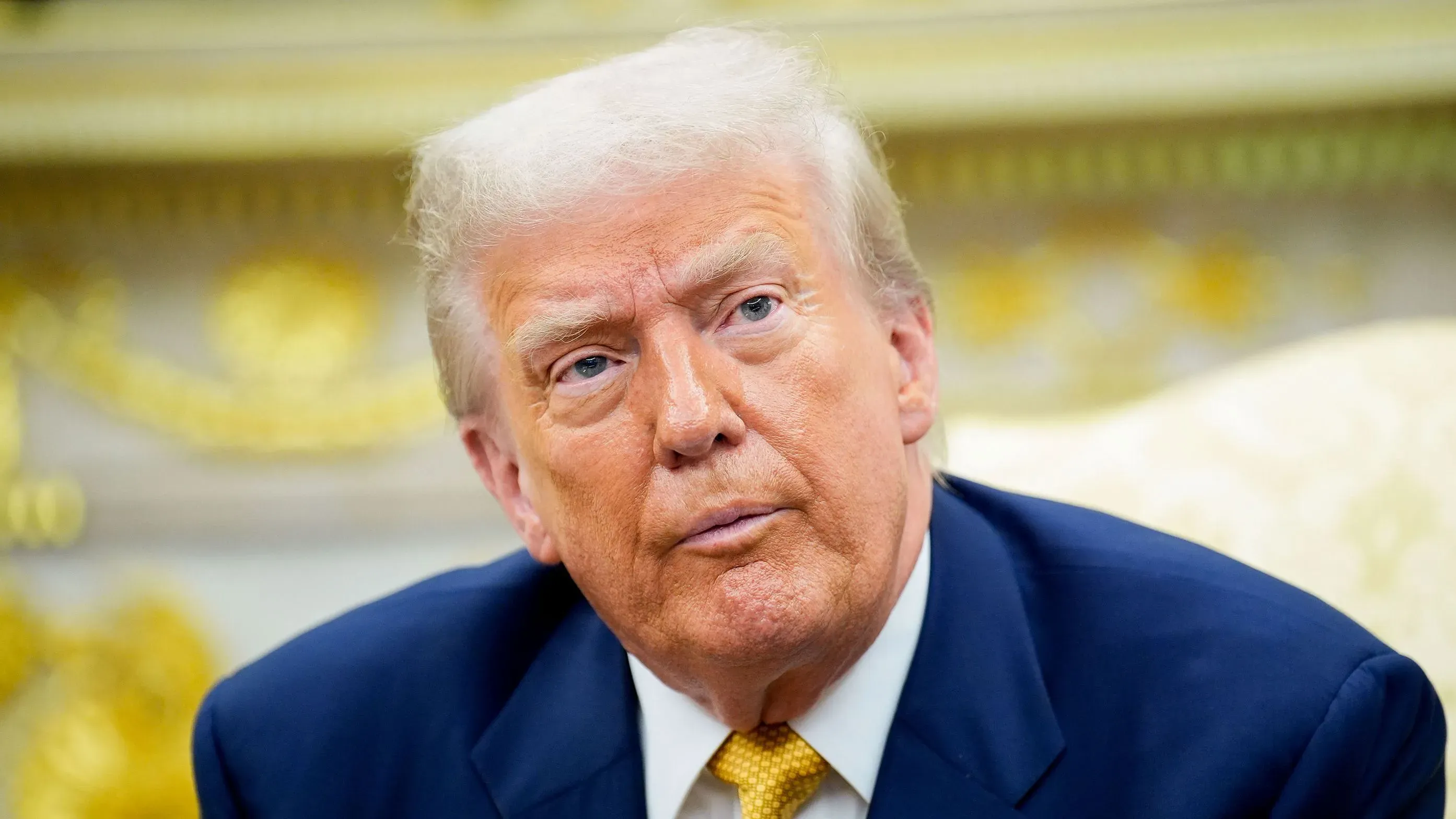 ترامب في المكتب البيضاوي، يعبر عن استيائه في مؤتمر صحفي حول قضايا إبشتاين والاتهامات السياسية الموجهة إليه.