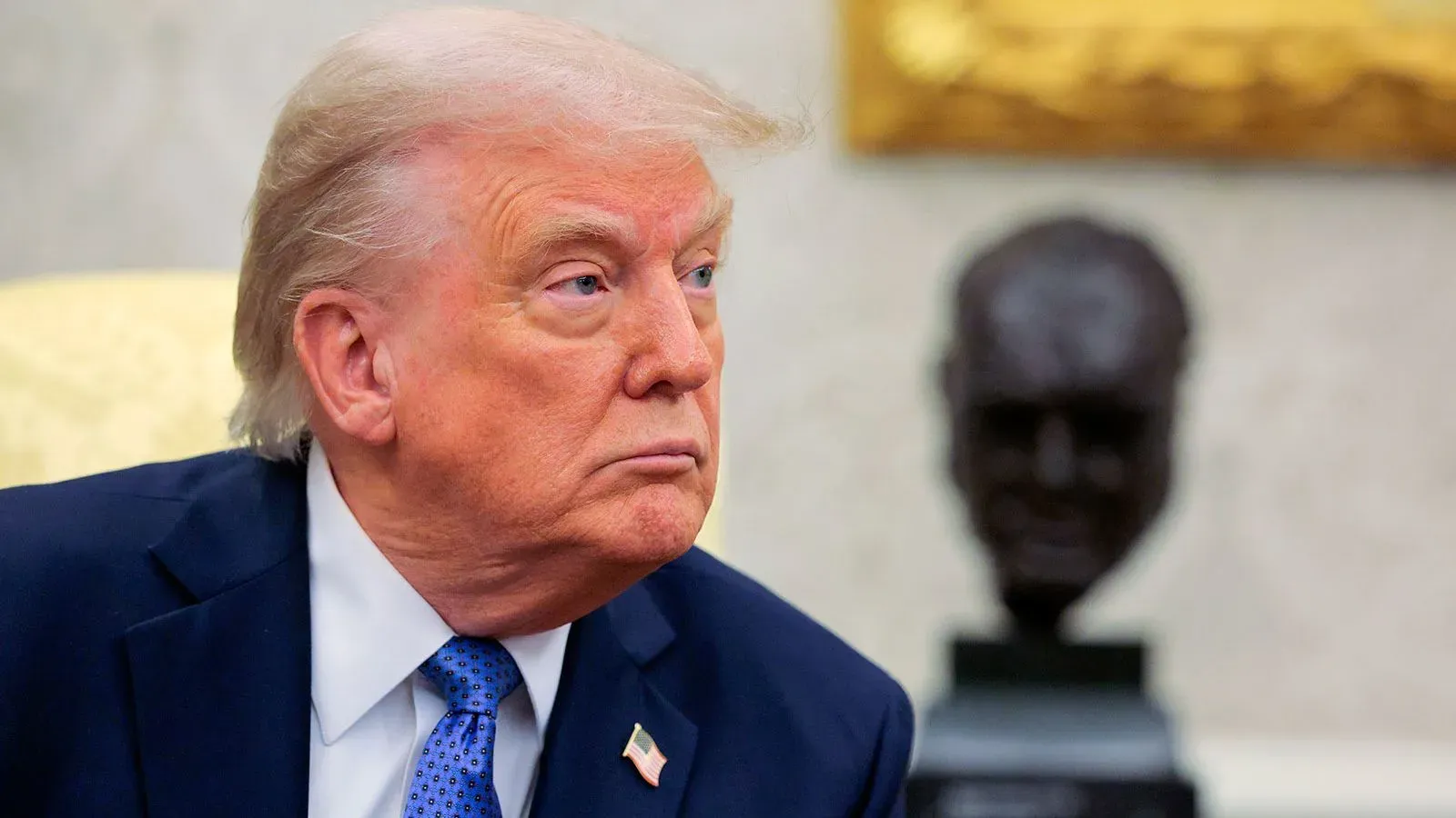 صورة لدونالد ترامب أثناء حديثه في المكتب البيضاوي، مع تمثال نصفي في الخلفية، يعبر عن موقفه تجاه الحرب في أوكرانيا.