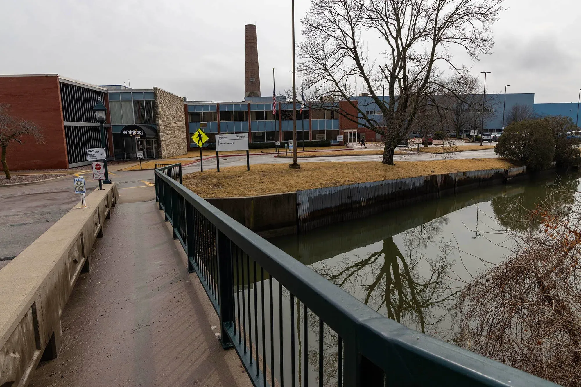 مبنى مصنع ويرلبول في أمانة، أيوا، يظهر تراجع الصناعة المحلية مع انخفاض العمالة وتوسع الإنتاج في المكسيك.