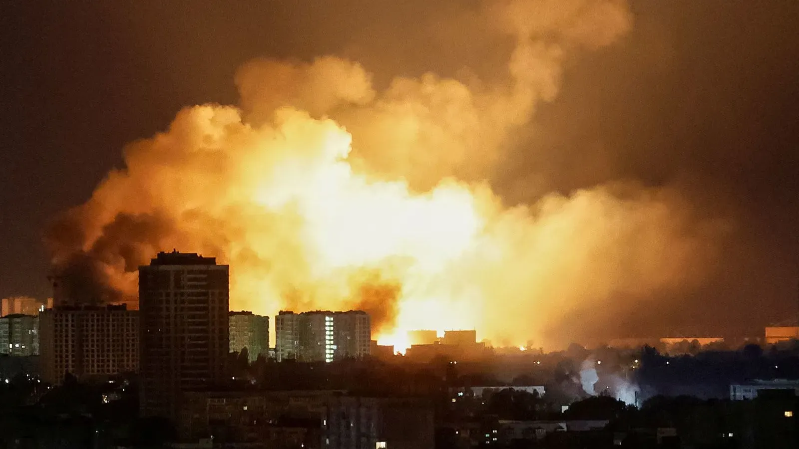 انفجارات ضخمة تضيء سماء أوكرانيا ليلاً، مما يعكس تصاعد الهجمات الروسية على المدنيين، في سياق الحرب المستمرة.