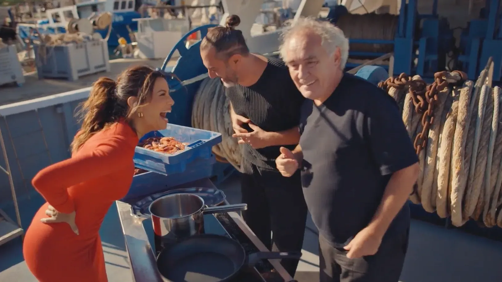إيفا لونغوريا وفيران أدريا يتحدثان عن تحضير حساء السوكيت التقليدي على متن قارب في كاتالونيا، مع عرض المكونات الطازجة.