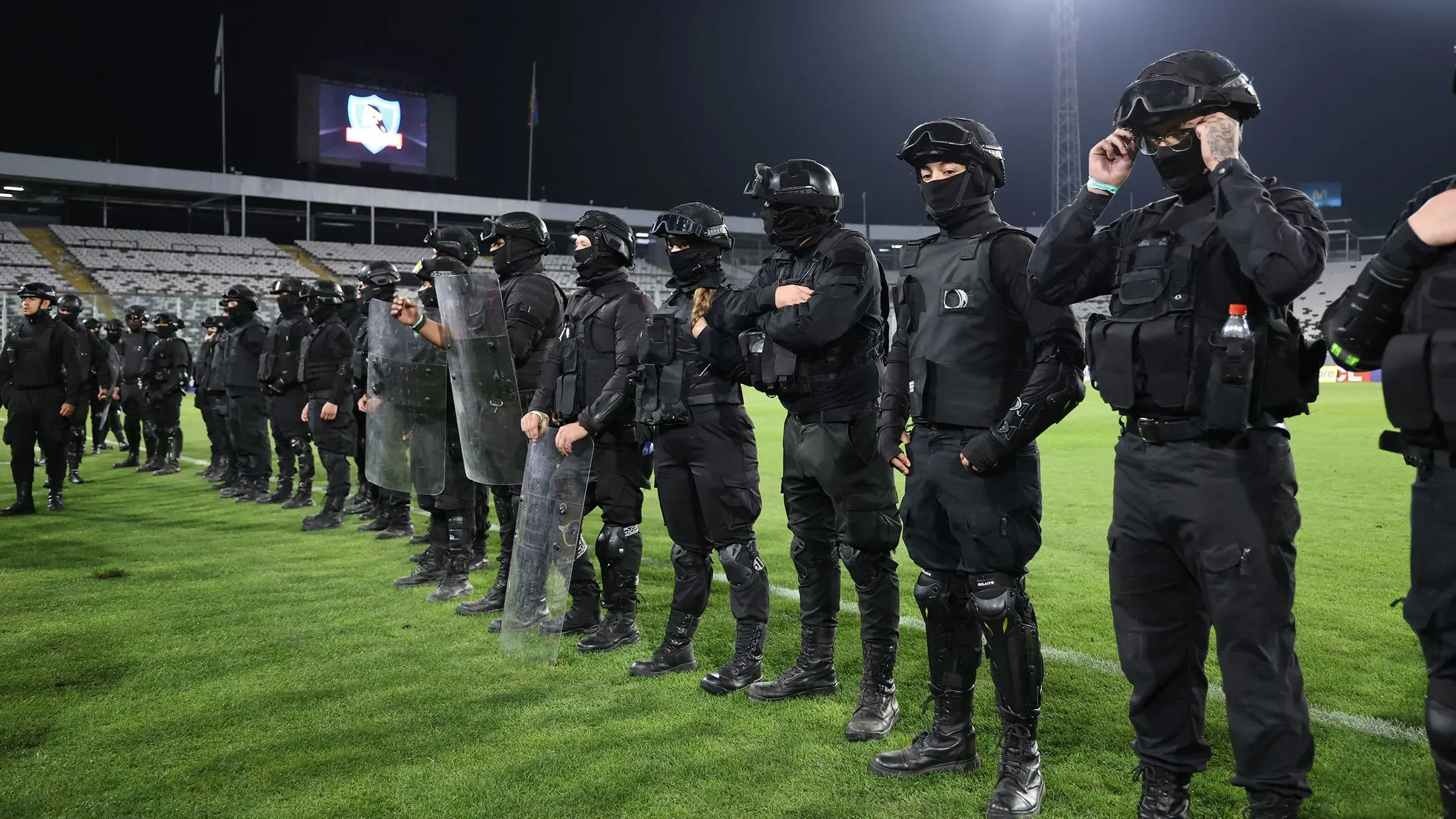 تشكيل لقوات الأمن في ملعب مونومنتال، مع معدات مكافحة الشغب، استعدادًا لمواجهة أحداث الشغب قبل مباراة كوبا ليبرتادوريس.