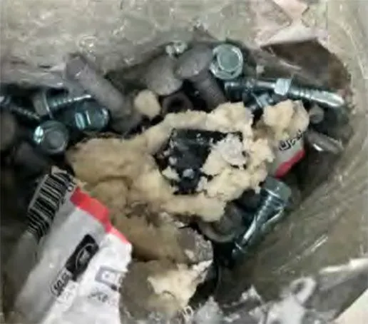 محتويات عبوة تحتوي على مسامير ومواد مشبوهة، تم استخدامها في هجوم مرتبط بمظاهرة مناهضة للمسلمين في نيويورك.