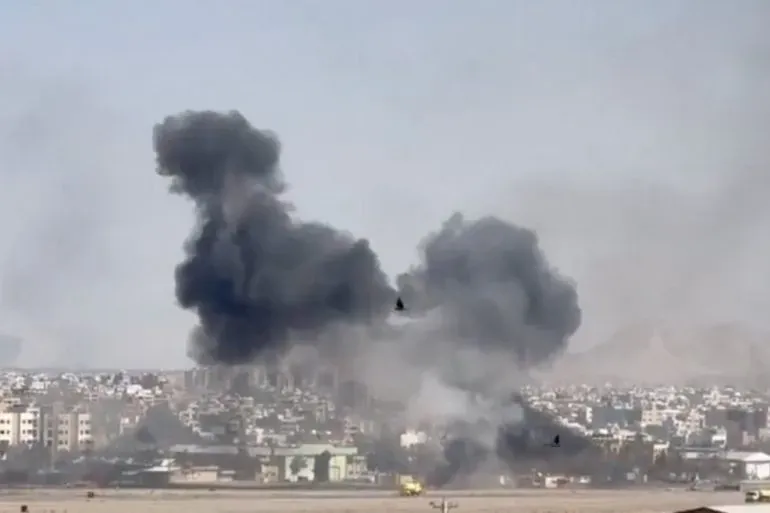 تصاعد أعمدة من الدخان الأسود فوق مدينة شيراز الإيرانية، مما يشير إلى تصاعد العنف نتيجة الهجمات الأمريكية الإسرائيلية.