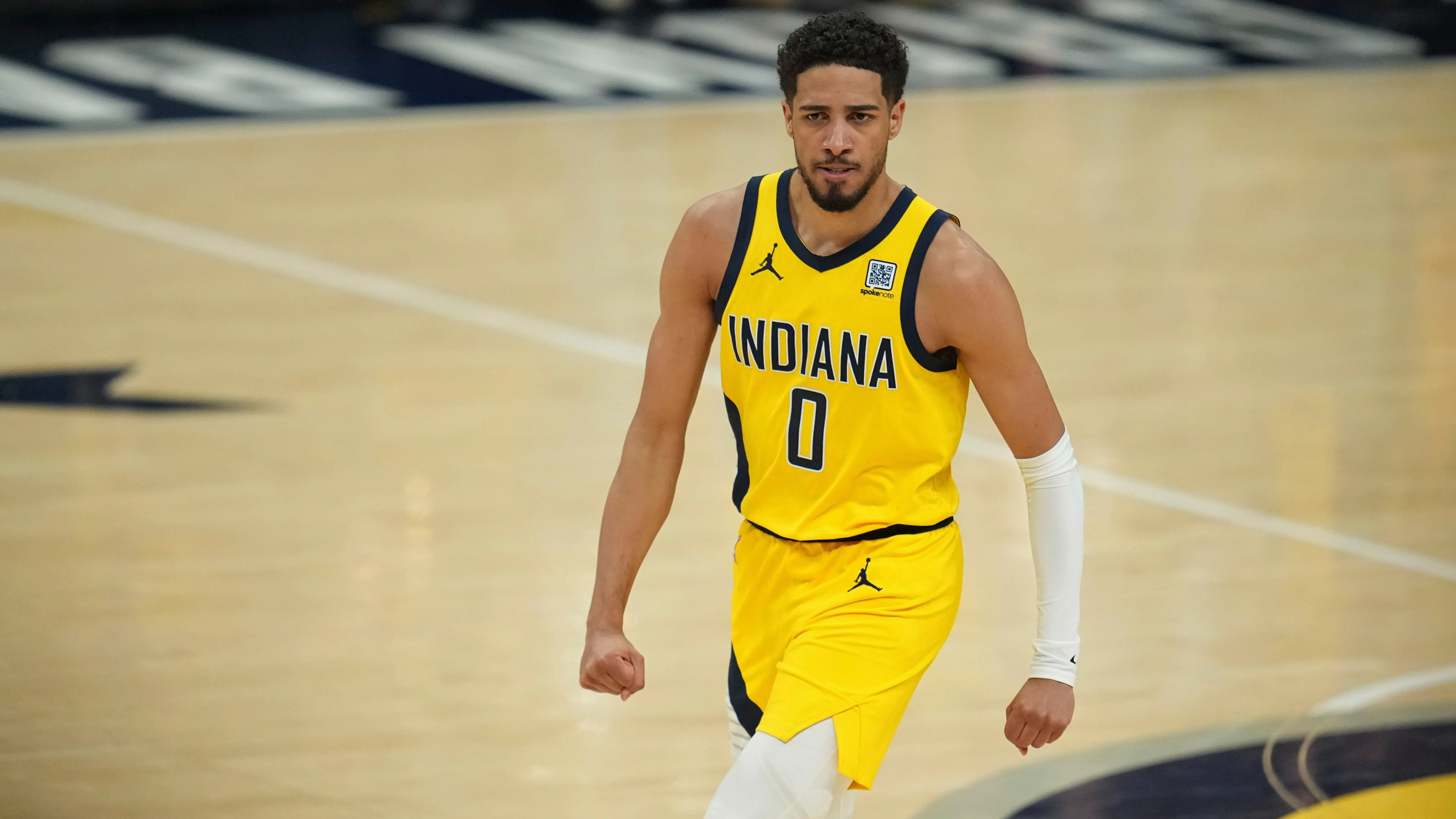 تايريس هاليبورتون، نجم إنديانا بيسرز، يحتفل بعد تسجيل نقطة خلال مباراة، بعد تعرضه لإصابة في وتر العرقوب.