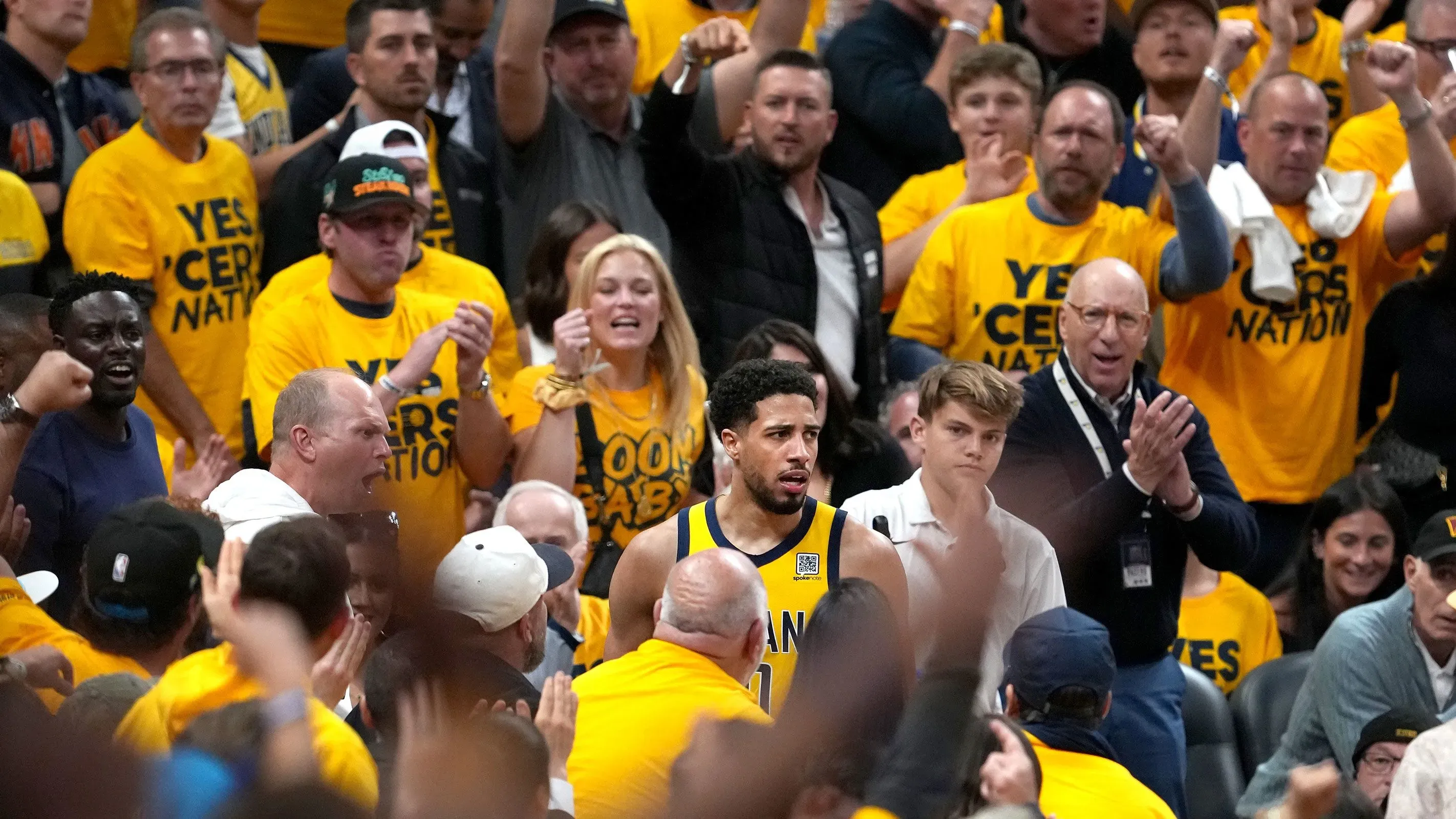 احتفال حماسي لجماهير فريق إنديانا بيسرز في ملعب جاينبريدج فيلدهاوس، مع تركيز على تايريس هاليبورتون بعد تحقيقه أداءً تاريخيًا في المباراة.