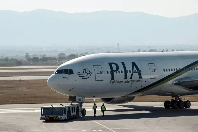استئناف رحلات الخطوط الجوية الباكستانية (PIA) بعد رفع الحظر البريطاني، مع التركيز على جهود الخصخصة وتحسين سلامة الطيران.