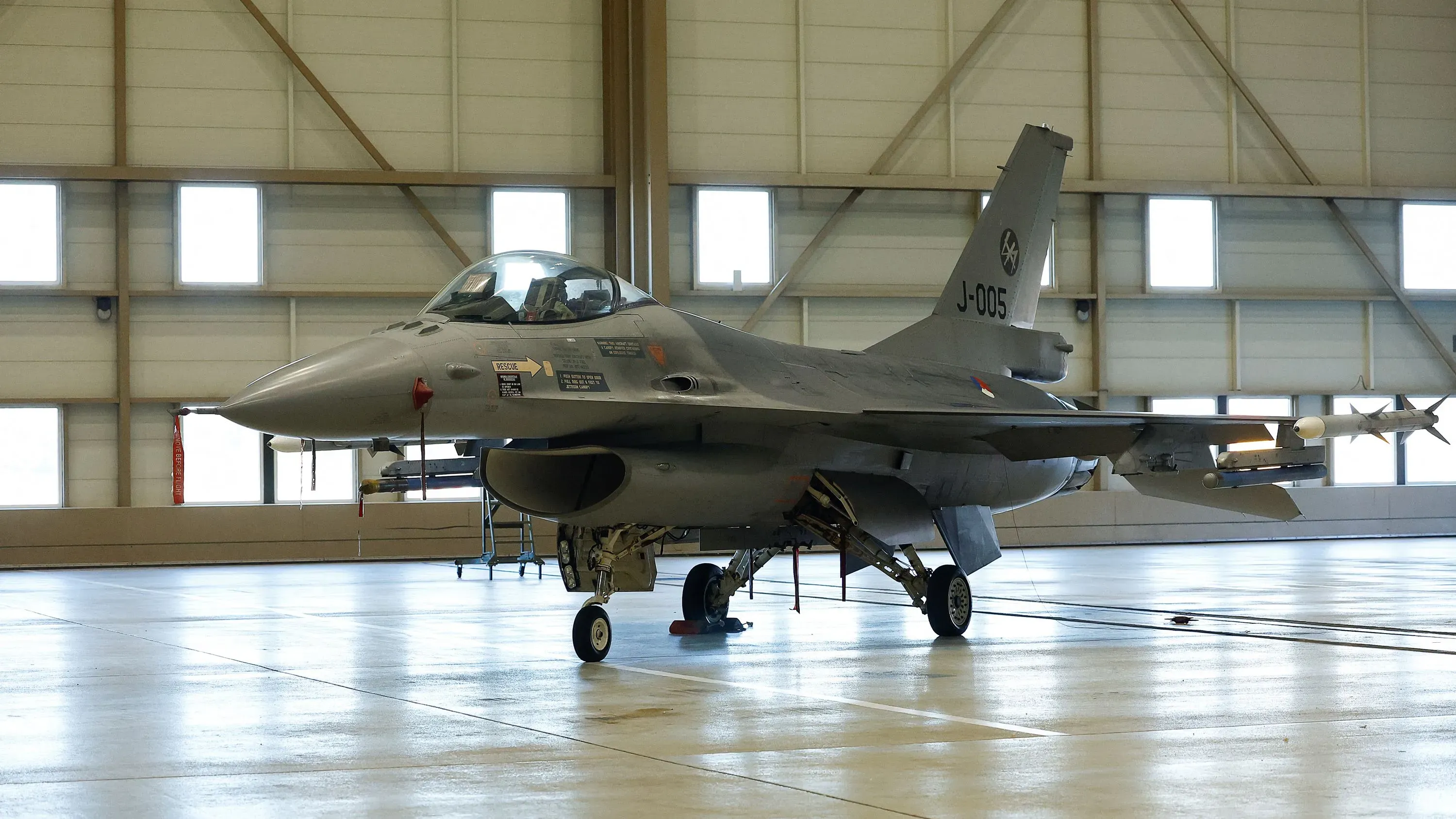 طائرة مقاتلة من طراز F-16 داخل حظيرة، تمثل تعزيزات جديدة للقوات الجوية الأوكرانية في مواجهة العدوان الروسي.