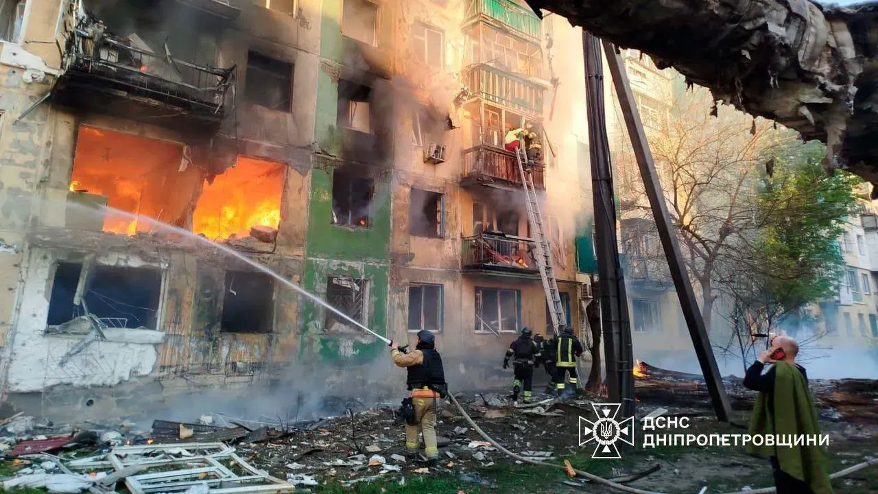 مشهد لرجال الإطفاء يعملون على إخماد حريق في مبنى سكني متضرر من غارات جوية في أوكرانيا، بعد تصعيد القصف الروسي.