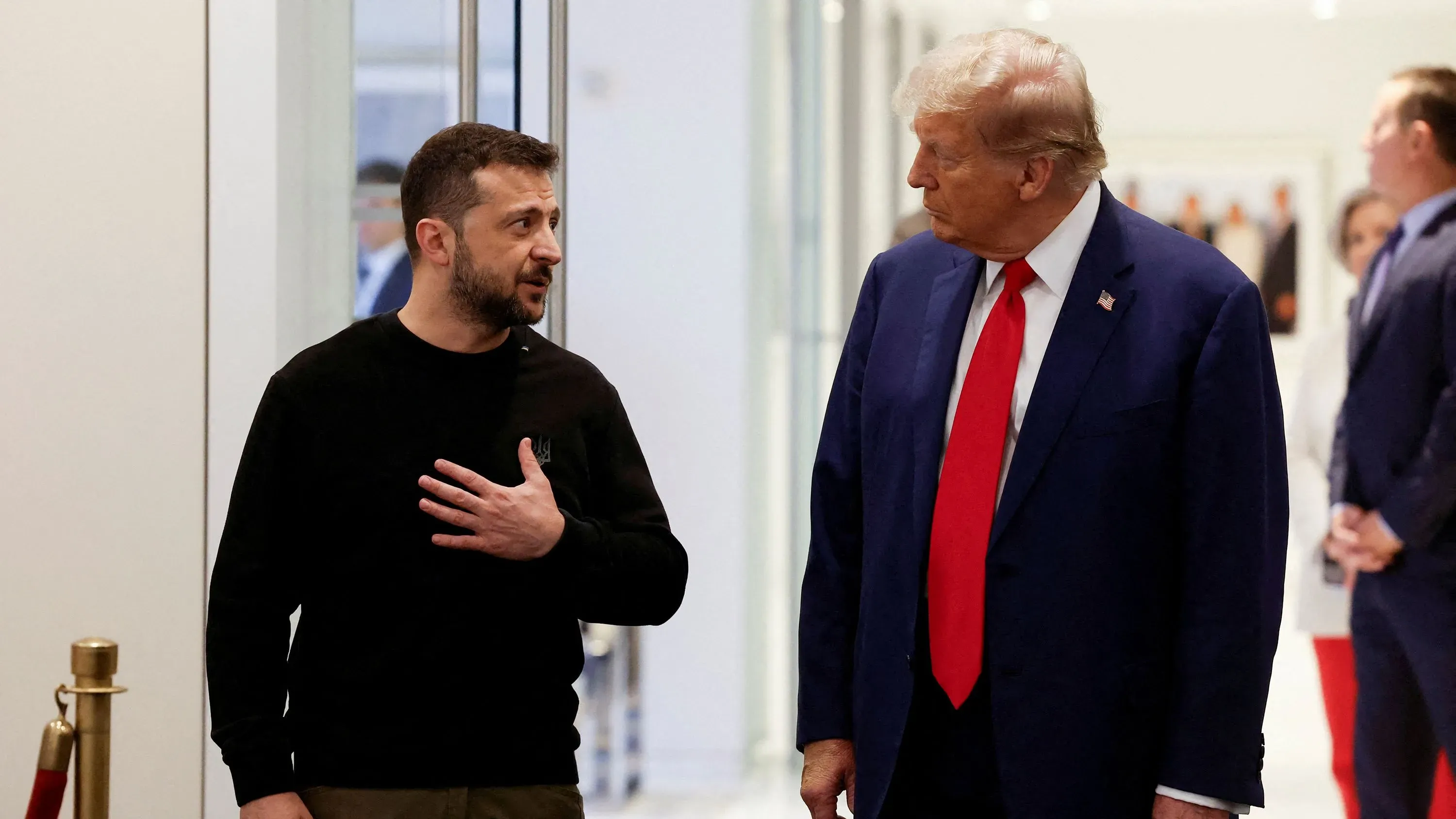 اجتماع بين الرئيس الأوكراني فولوديمير زيلينسكي والرئيس الأمريكي دونالد ترامب، حيث يتبادلان الحديث حول الوضع في أوكرانيا.
