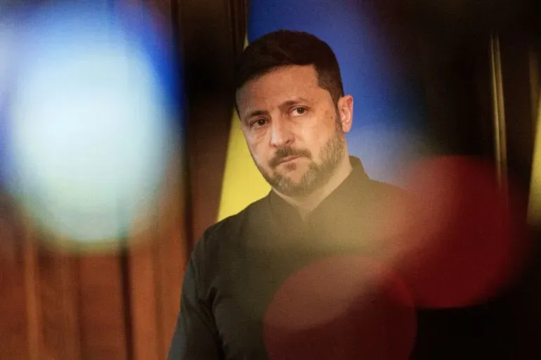 الرئيس الأوكراني فولوديمير زيلينسكي يتحدث بجدية، مع التركيز على أهمية الضغط الدولي لتحقيق السلام في ظل تصاعد الهجمات الروسية.
