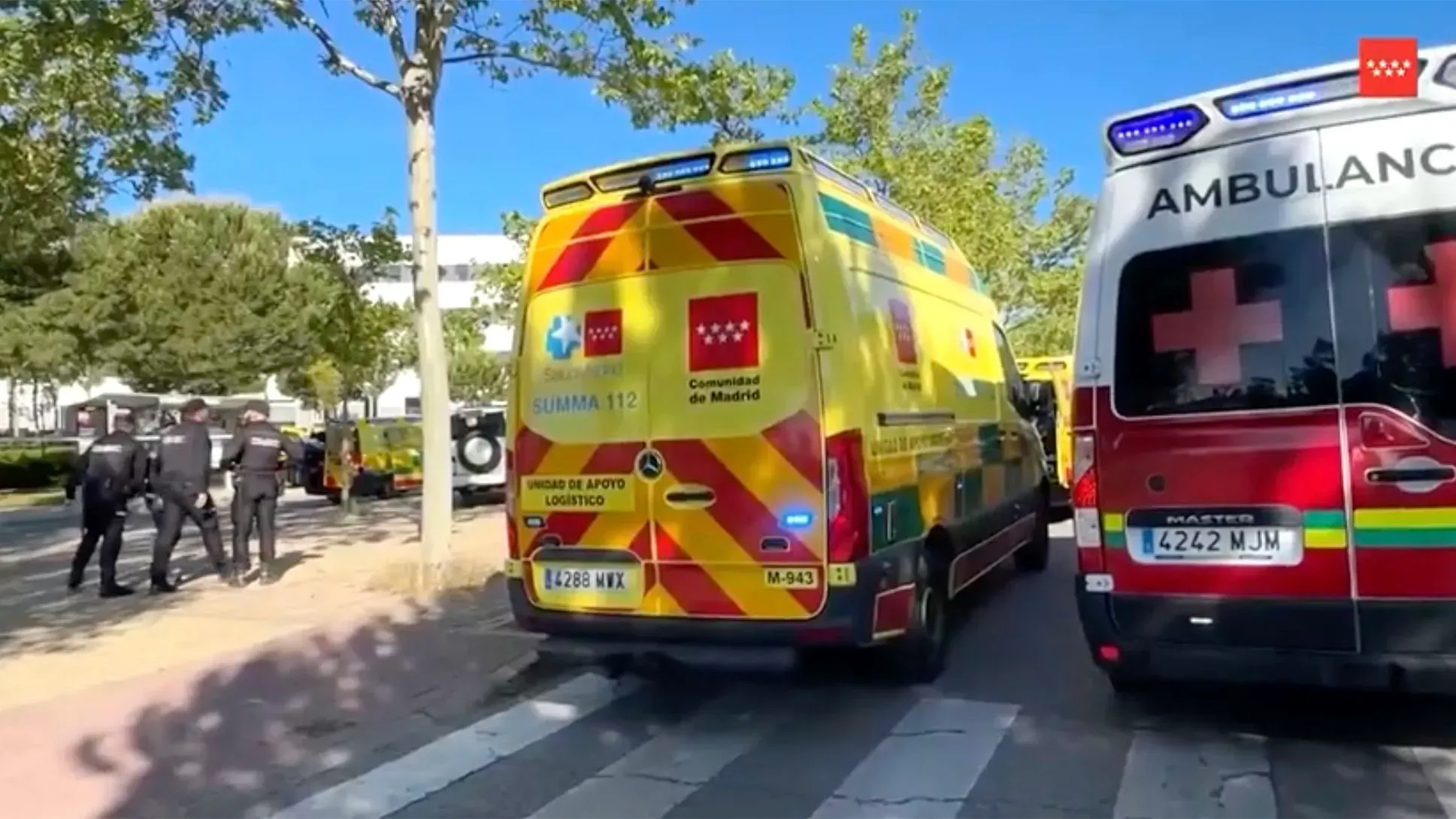 سيارات إسعاف تابعة لخدمات الطوارئ في مدريد، مع وجود عناصر من الشرطة في موقع حادث إطلاق نار بالقرب من المدرسة الأمريكية.