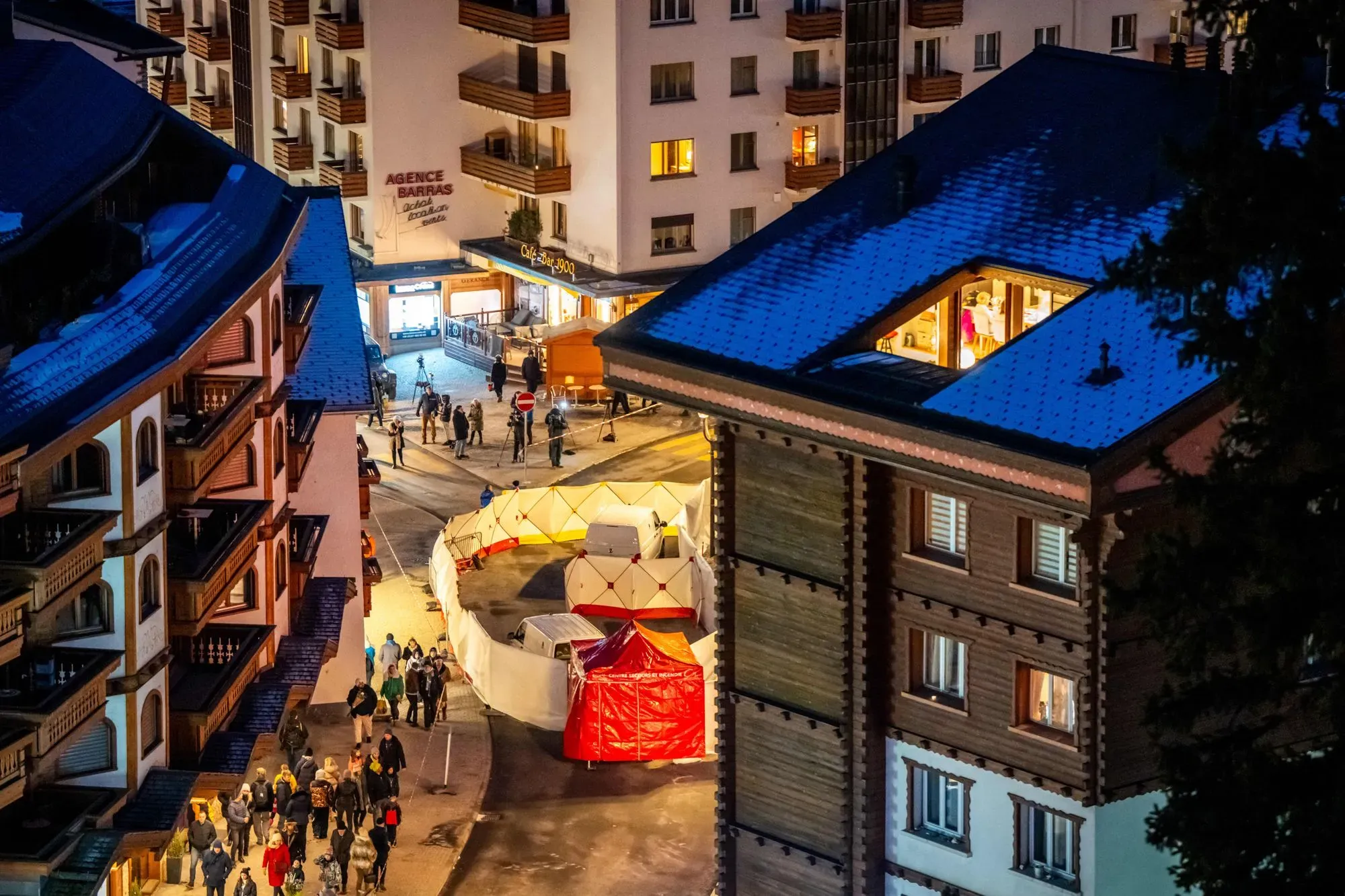 صورة لمشهد ليلي في كرانس مونتانا، يظهر فيه تجمع للناس بالقرب من حانة "لو كونستيليشن" بعد حادث الحريق المأساوي.