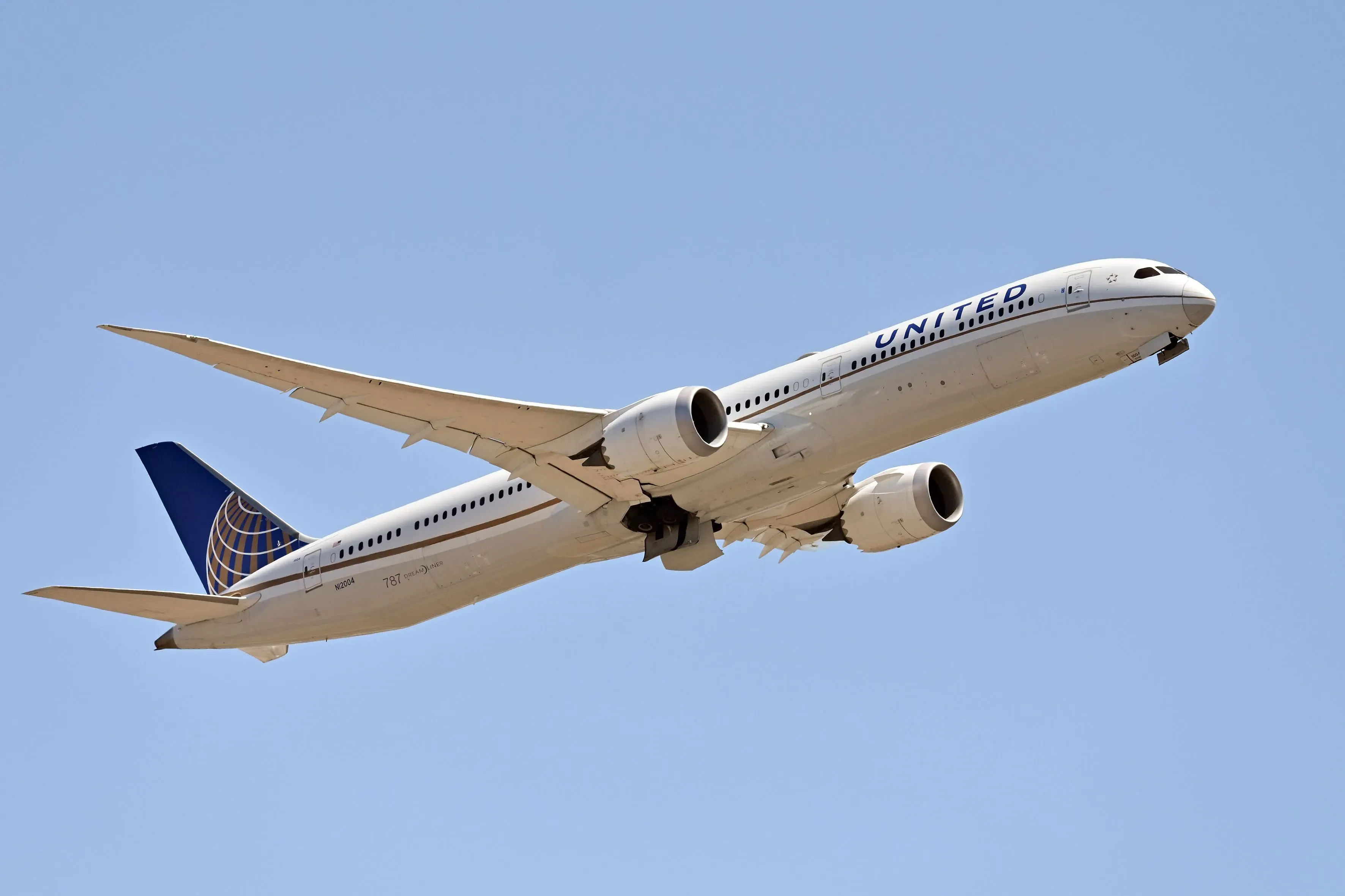 طائرة بوينغ 787 تابعة لشركة يونايتد إيرلاينز تحلق في السماء، بعد إعلان حالة الطوارئ بسبب عطل في المحرك.
