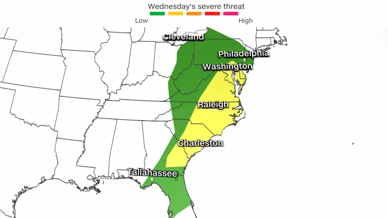 خريطة توضح مناطق التهديدات الجوية الشديدة يوم الأربعاء، مع تصنيفات المخاطر من منخفض إلى مرتفع، تشمل أجزاء من الولايات المتحدة.