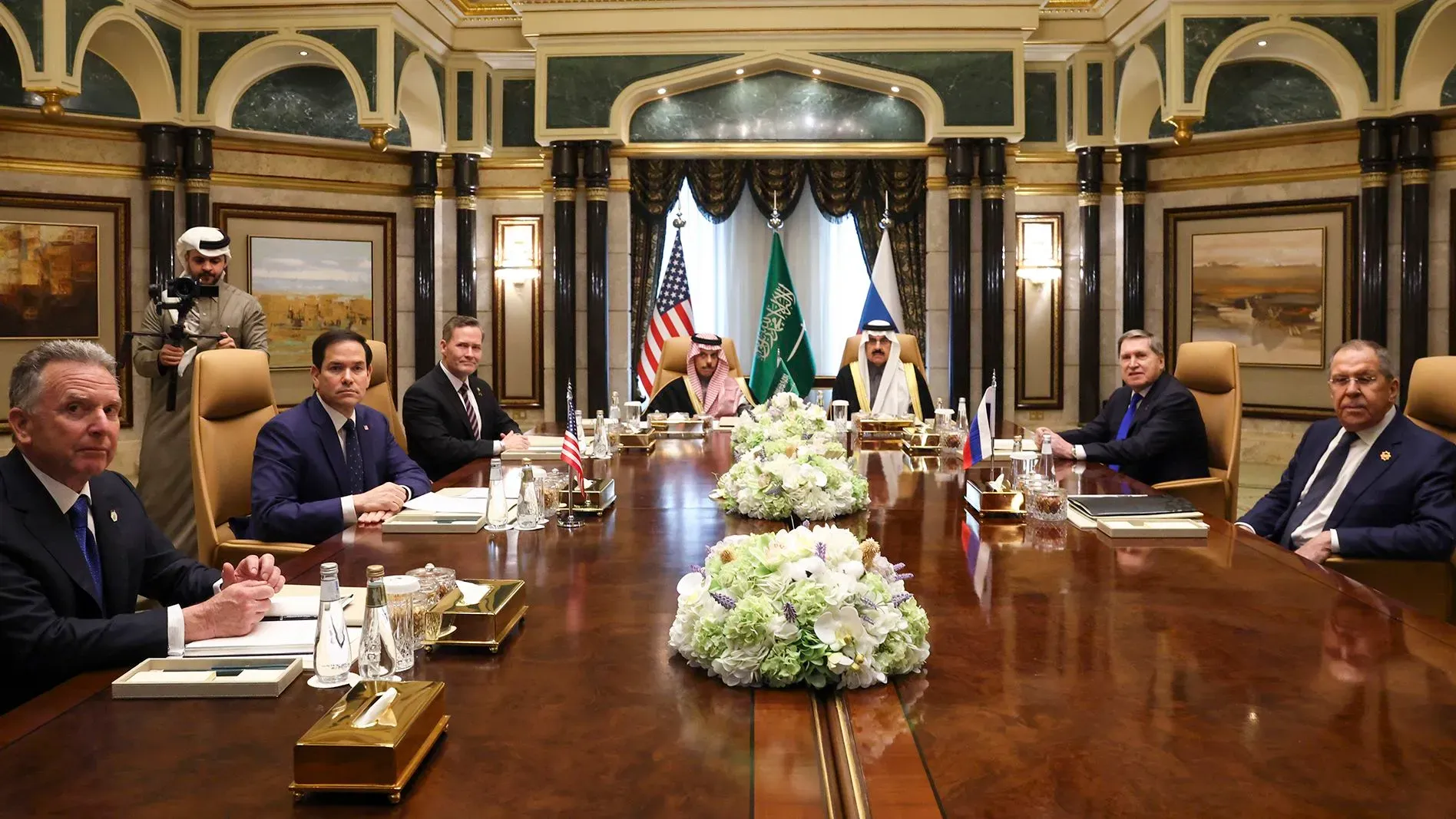 اجتماع وزراء الخارجية الأمريكي والروسي في الرياض، مع التركيز على جهود إنهاء الحرب في أوكرانيا وإعادة القنوات الدبلوماسية.