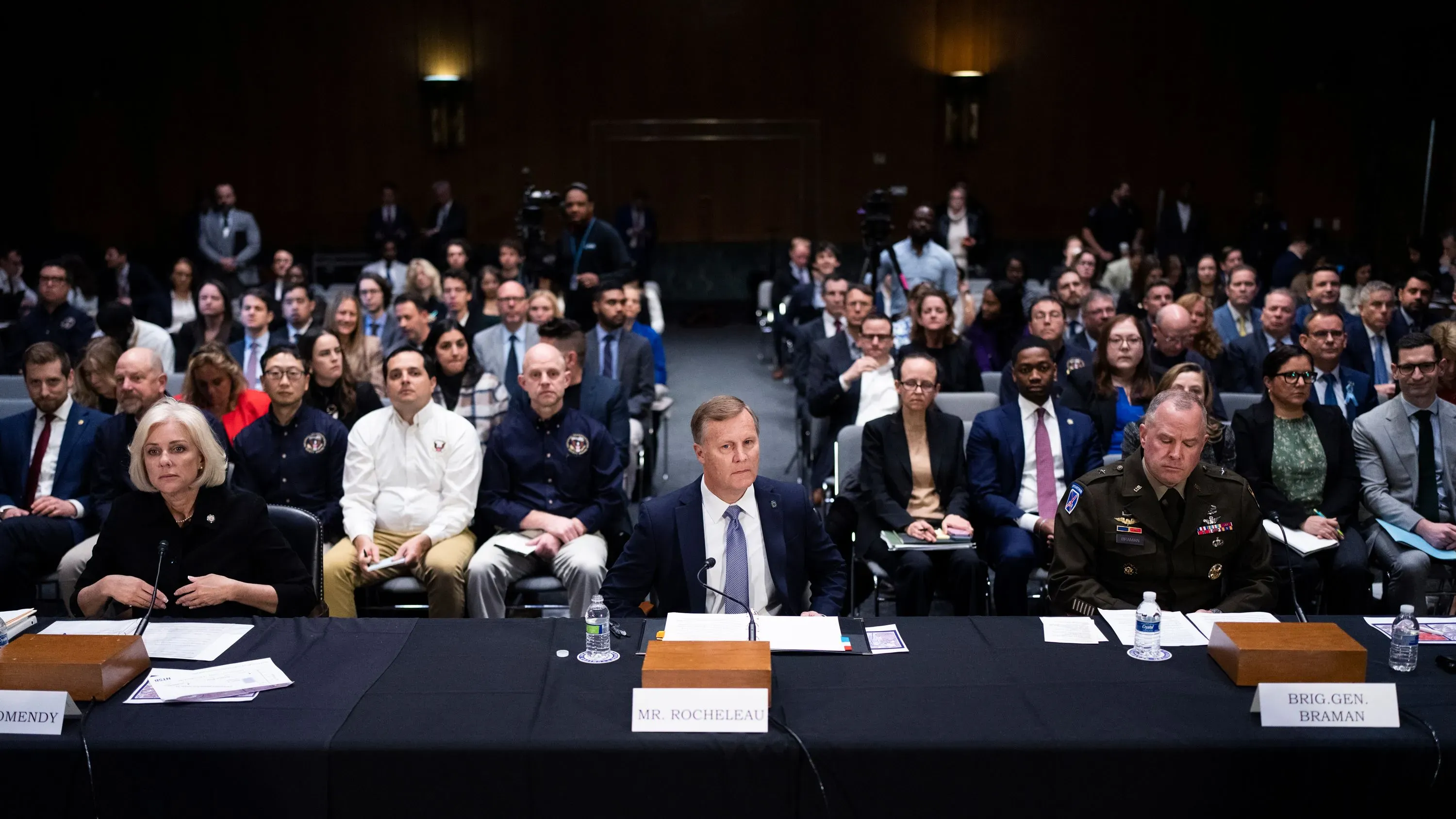 جلسة استماع في مجلس الشيوخ حول حادث تصادم جوي في واشنطن، بحضور مسؤولين حكوميين وعائلات الضحايا، حيث تم مناقشة السلامة الجوية.