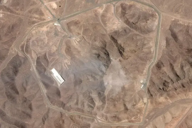 صورة جوية لموقع فوردو النووي في إيران، يظهر المنشأة المحصنة في منطقة جبلية، وسط تضاريس قاحلة.